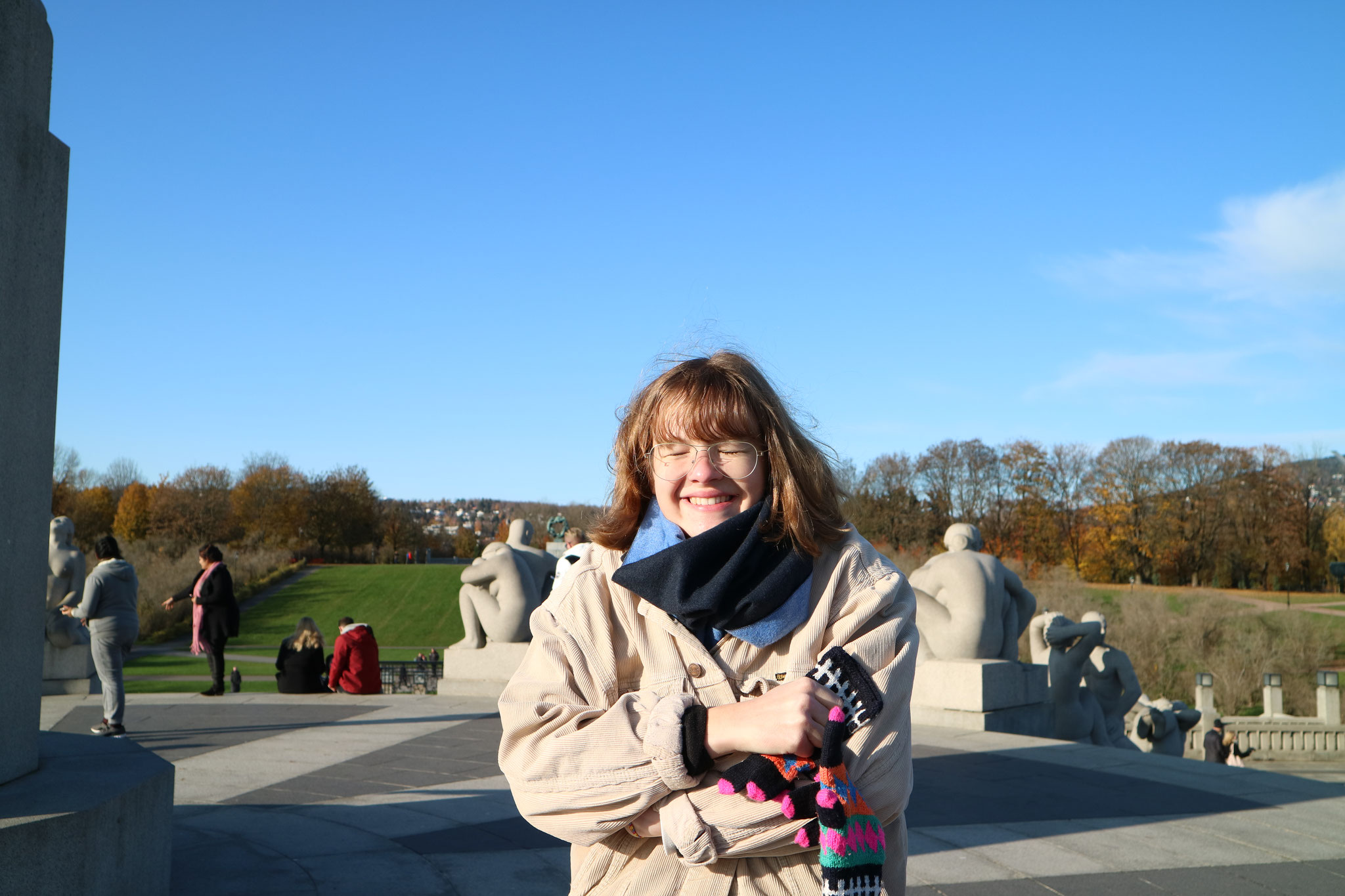 Claire im Vigelandsparken, einer unserer Lieblingsplätze in Oslo