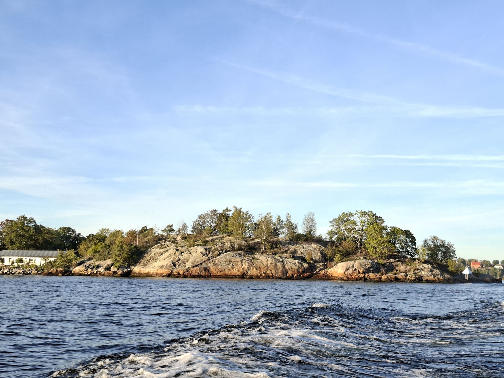 Ausblick auf eine der Schäreninseln im stockholmer Schärengarten.