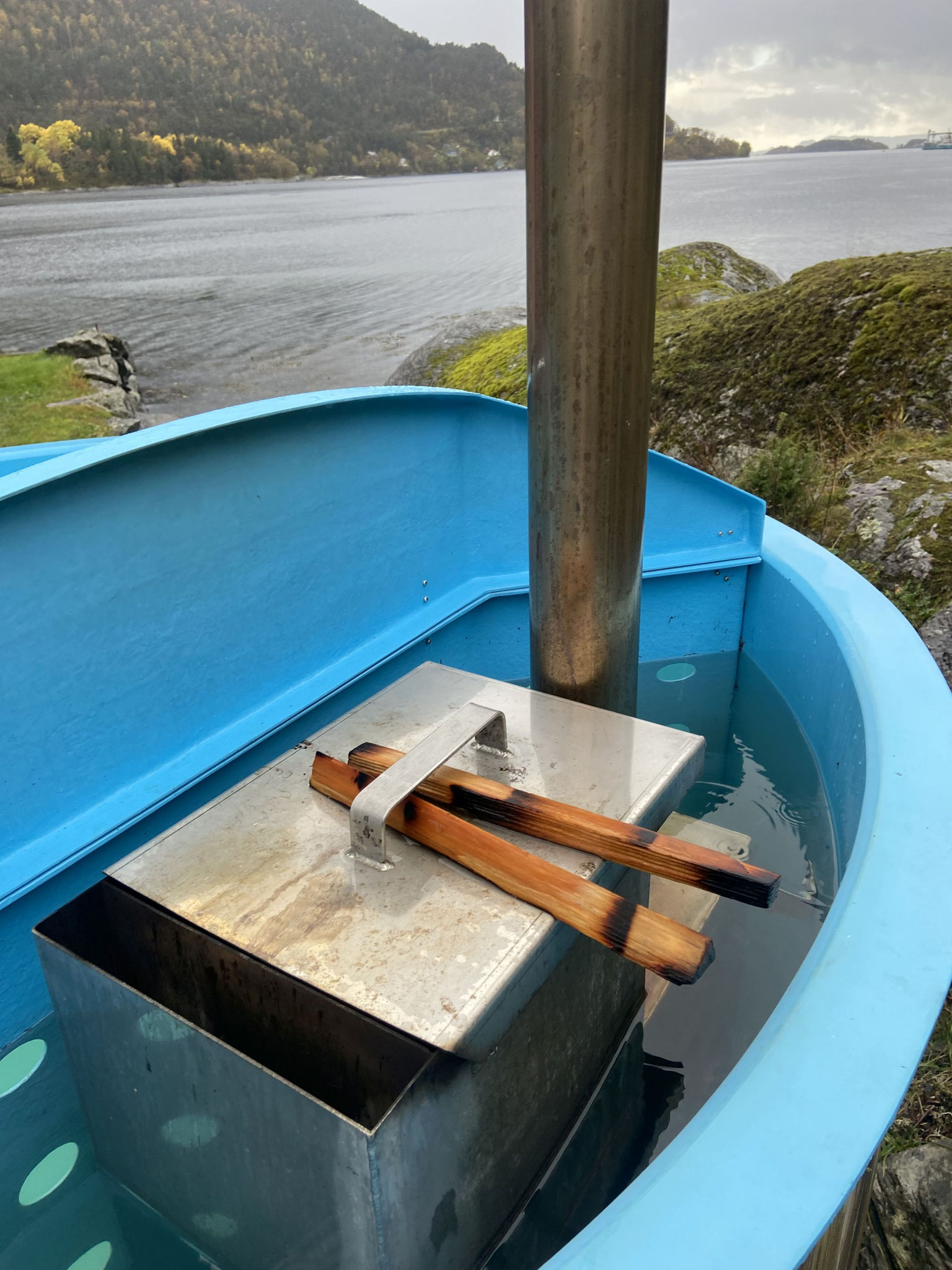 Der Ofen des Hot-Tub am Bjørnalfjord.