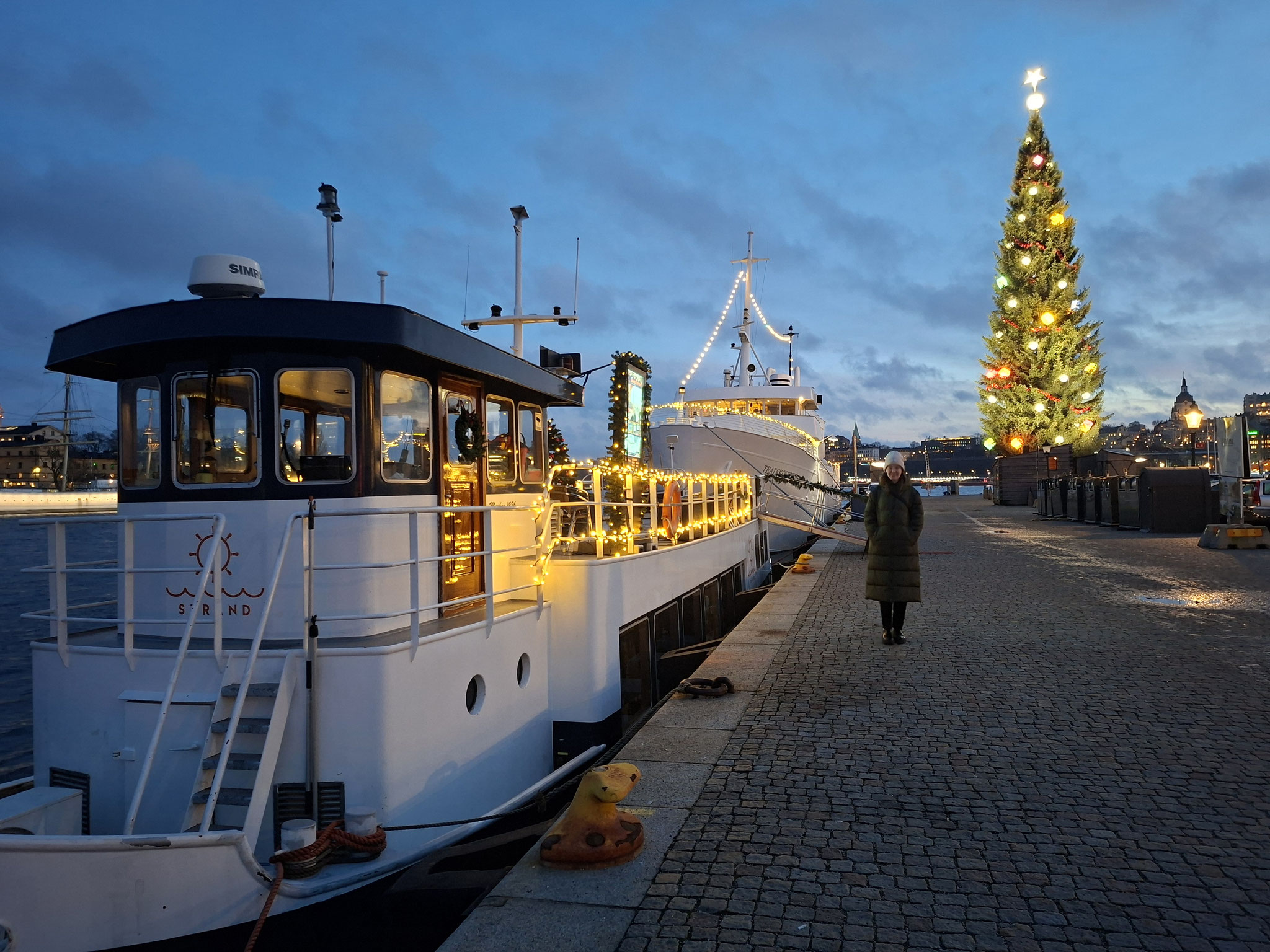 Ich vor dem Weihnachtsbaum am Skeppsbrokajen auf der Insel Gamla Stan in Stockholm.