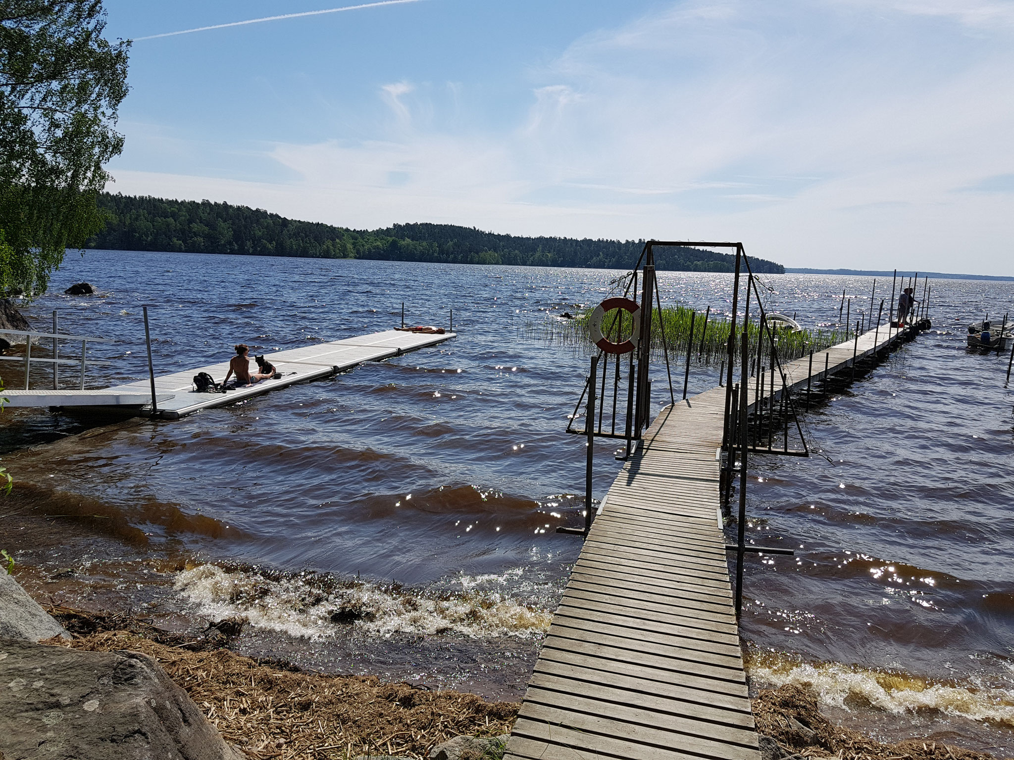 Die sommerlichen Temperaturen in Schweden laden zum baden ein