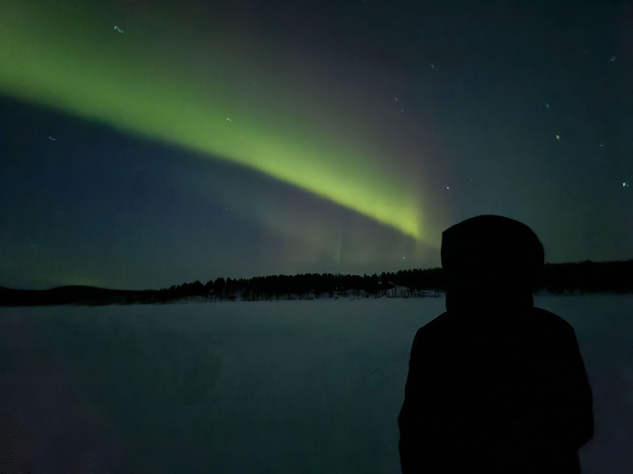 Ich bei den tanzenden Aurora-Lichtern in Kiruna. (Foto: Jasmin Abel)