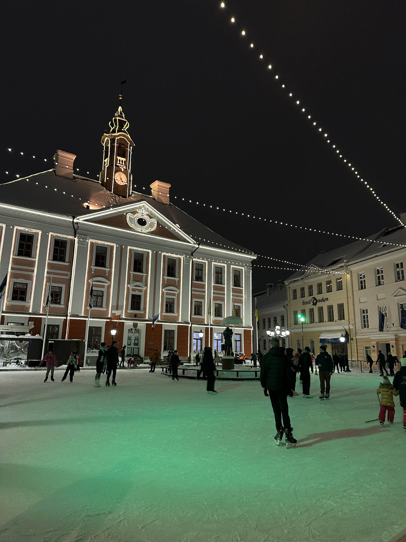  Weihnachtsmarkt Tartu und Schlittschuhbahn. 