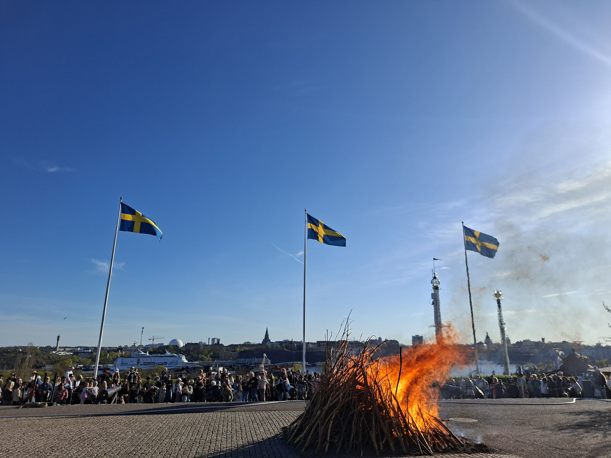 Das traditionelle Feuer zum Fest Valborg (auf Deutsch Walpurgis) im Freilichtmuseum Skansen in Stockholm.