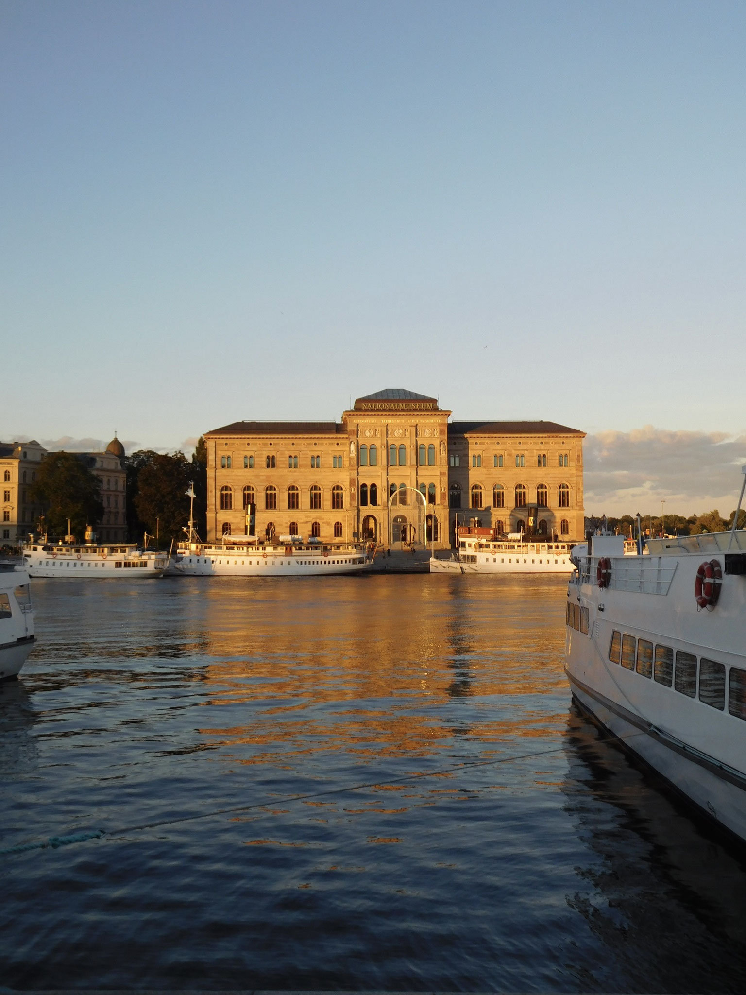Nationalmuseum in Stockholm bei Sonnenuntergang.