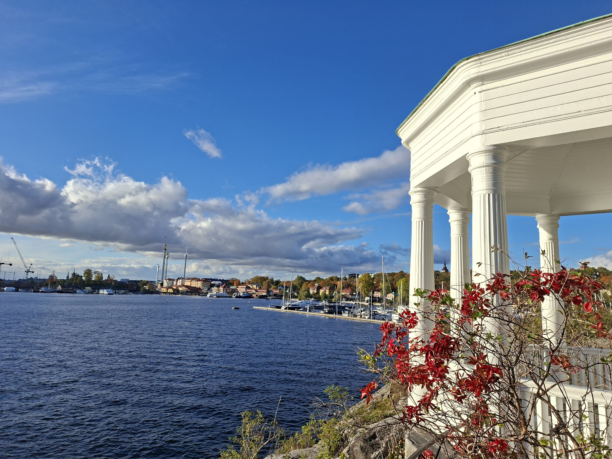 Blick vom Ekotemplet / Lusthuset på Waldermarsudde auf der Insel Djurgården in Stockholm in Richtung Beckholmen.