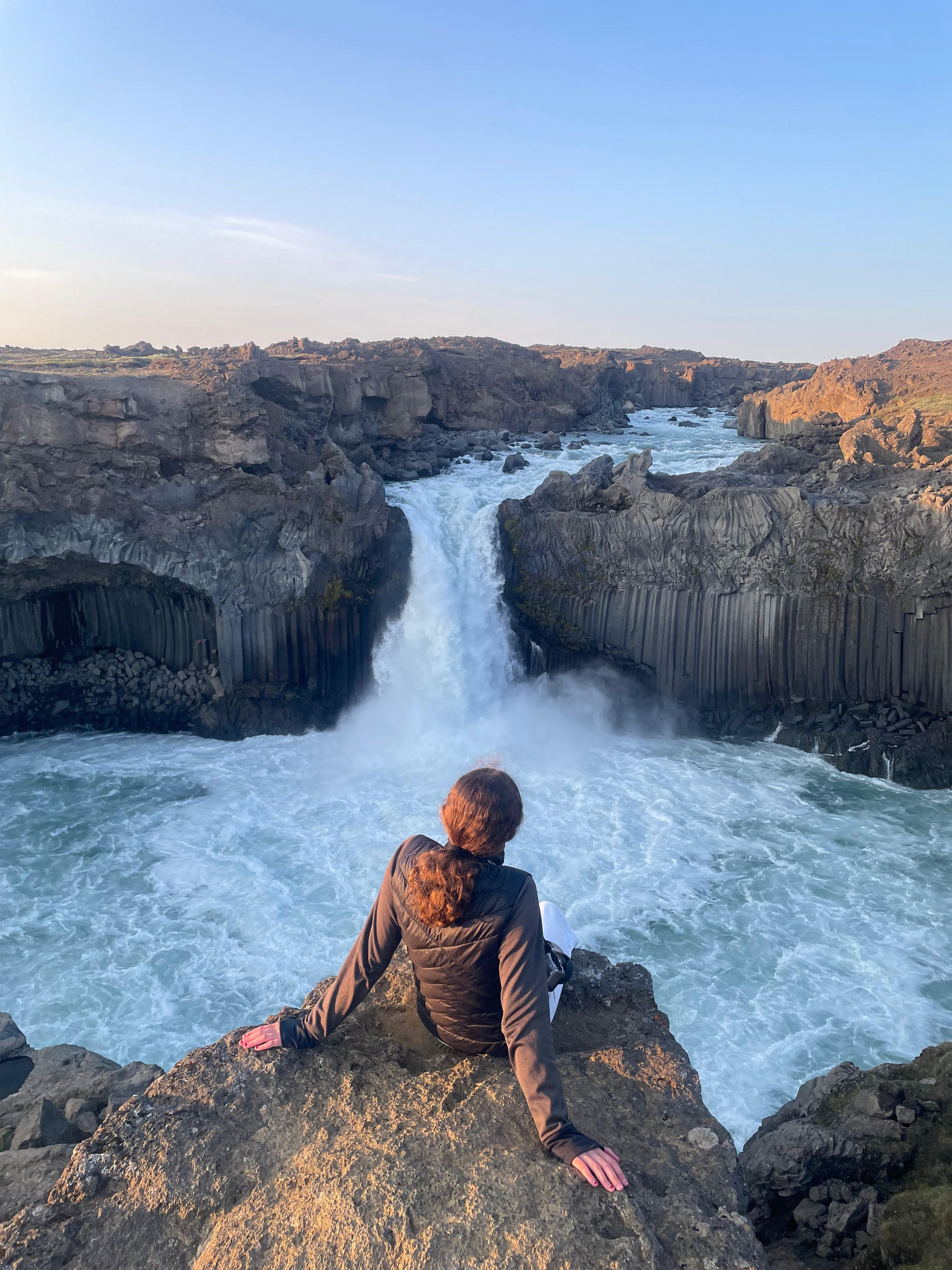 Die Mitternachtssonne bei dem Wasserfall Aldeyjarfoss genießen (Foto: privat)