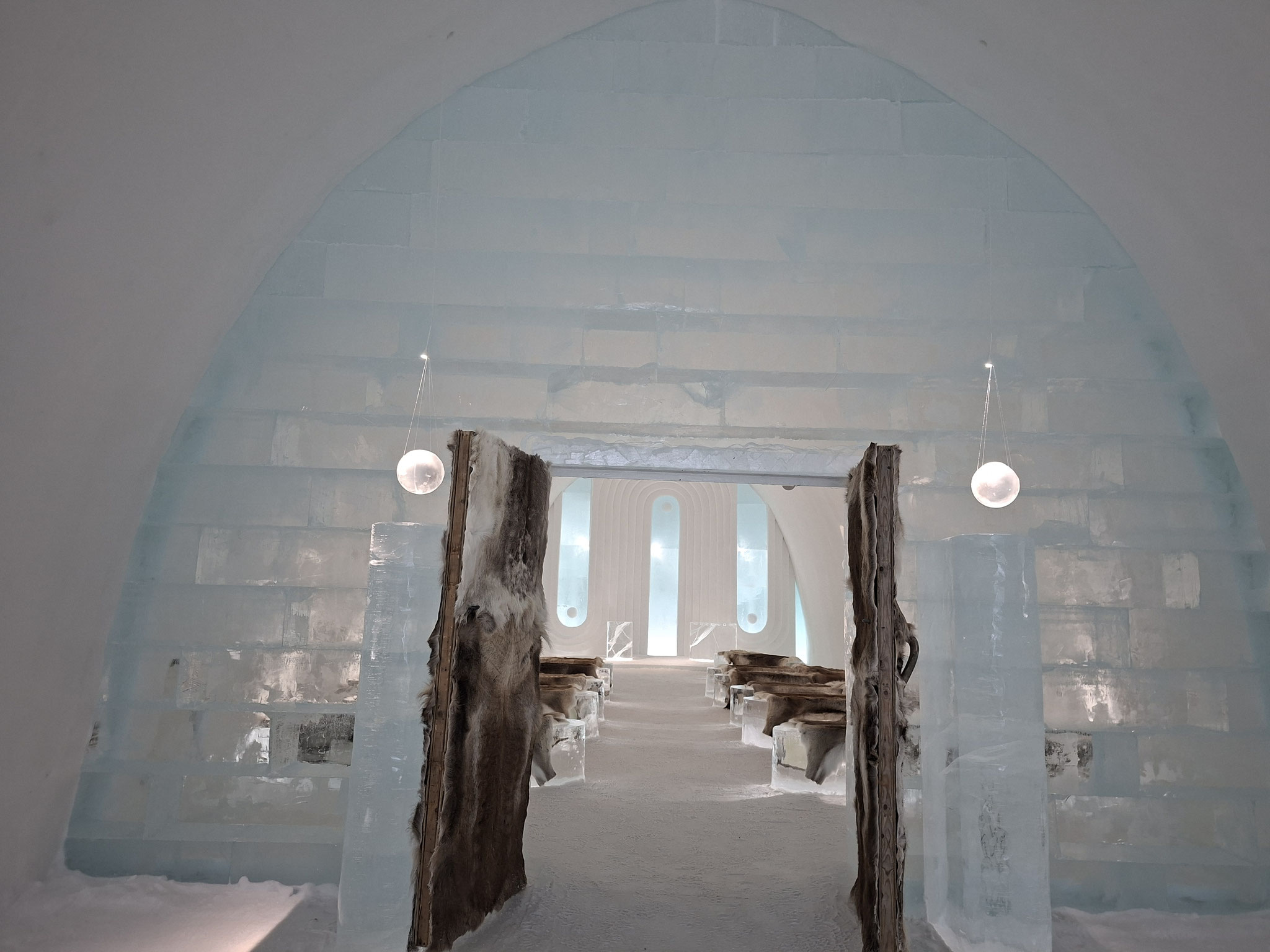 Eine gänzlich aus Eis erbaute Kirche im Icehotel in Jukkasjärvi.