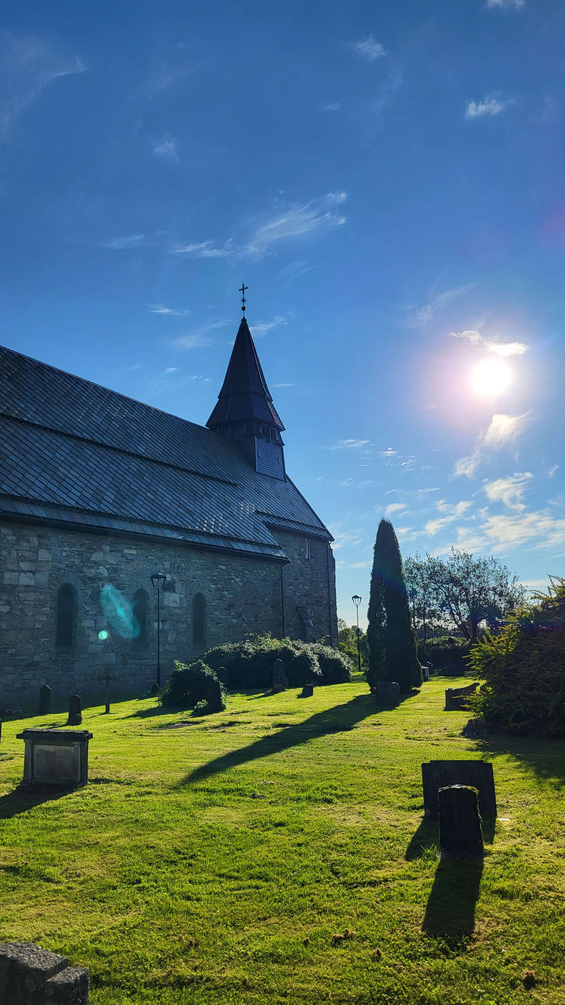 Wallfahrtsort Fana bei Bergen mit einer der ältesten Kirchen Norwegens