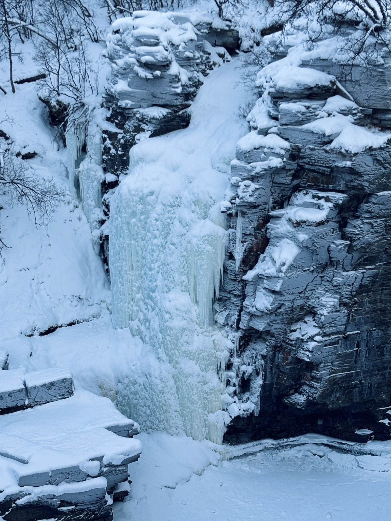 Gefrorener Wasserfall im Nationalpark in Abisko.