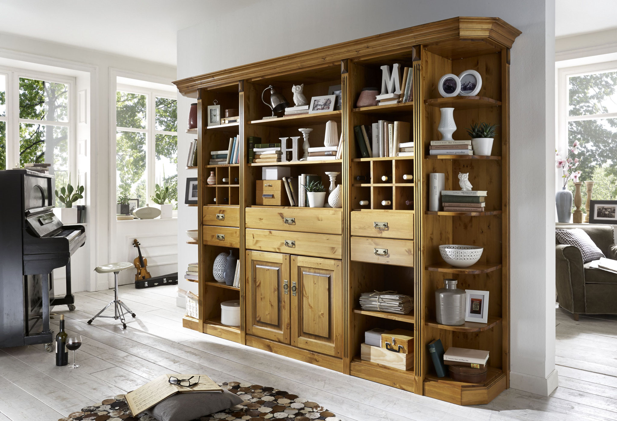 Großes, massives Regal aus Holz mit Büchern, Dekoration und eingebautem Schrankteil.