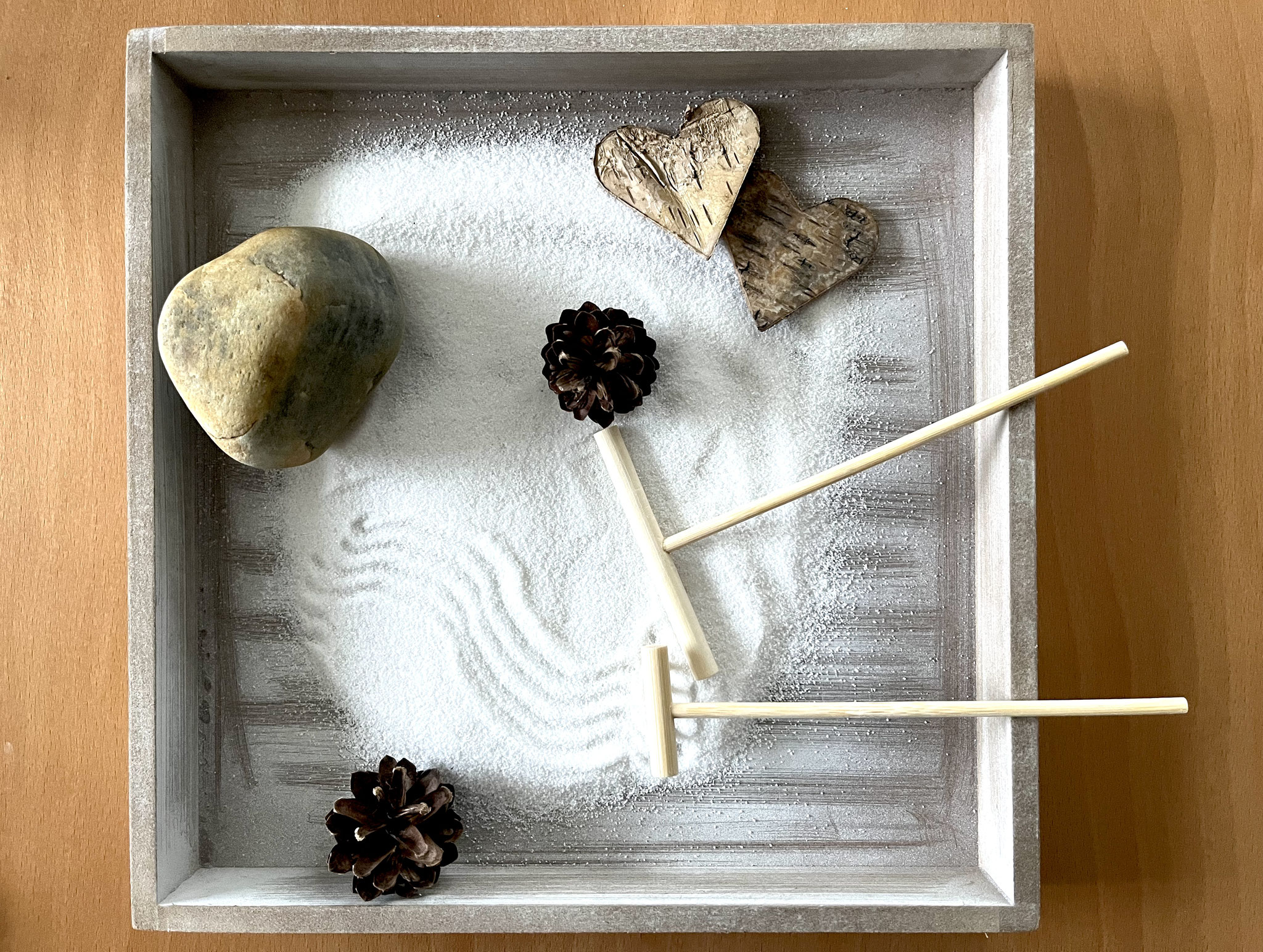 Bild mit einem Zen-Garten, der noch im Entstehen ist