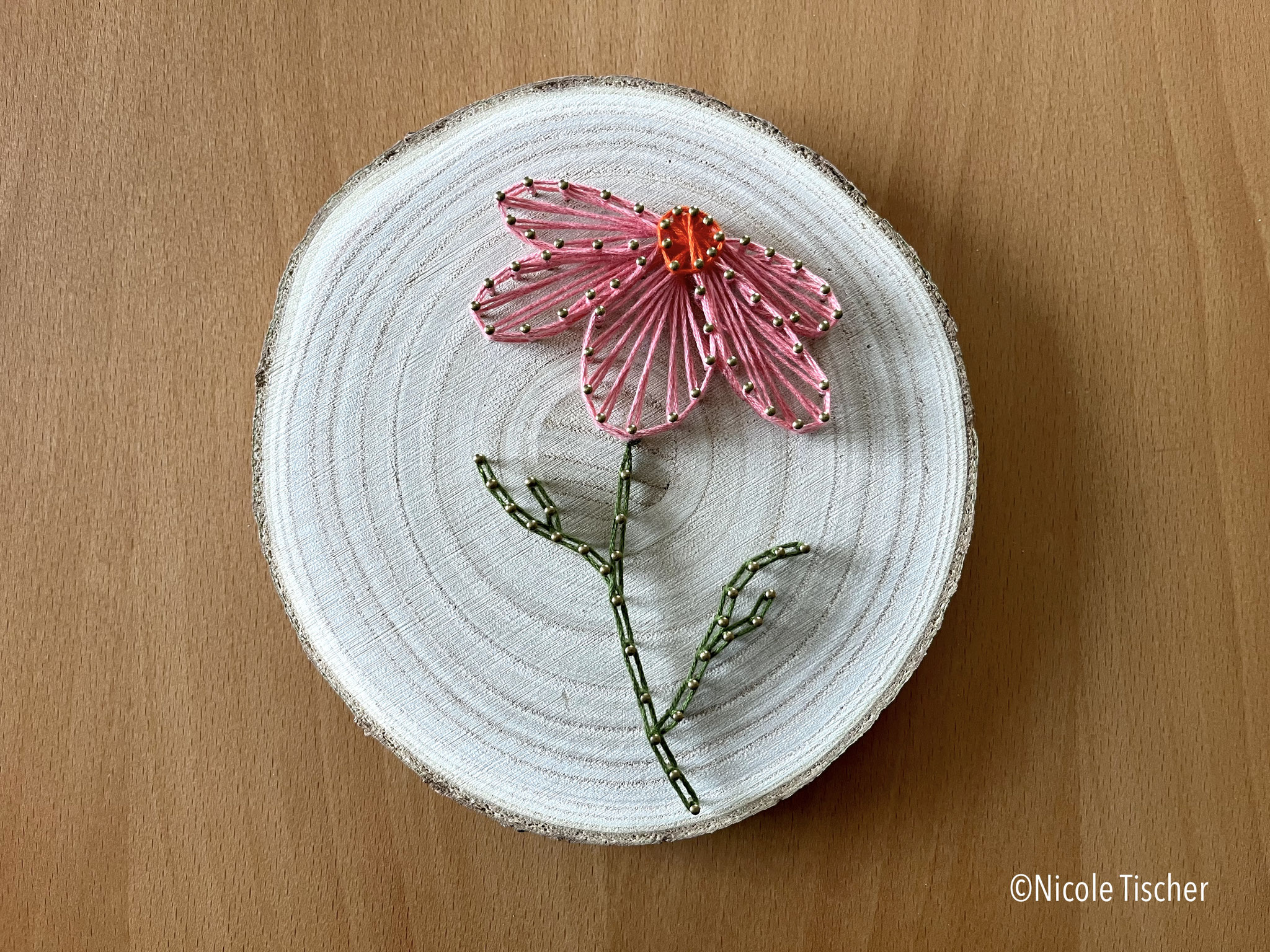 Fadenkunstwerk Blume auf Holz