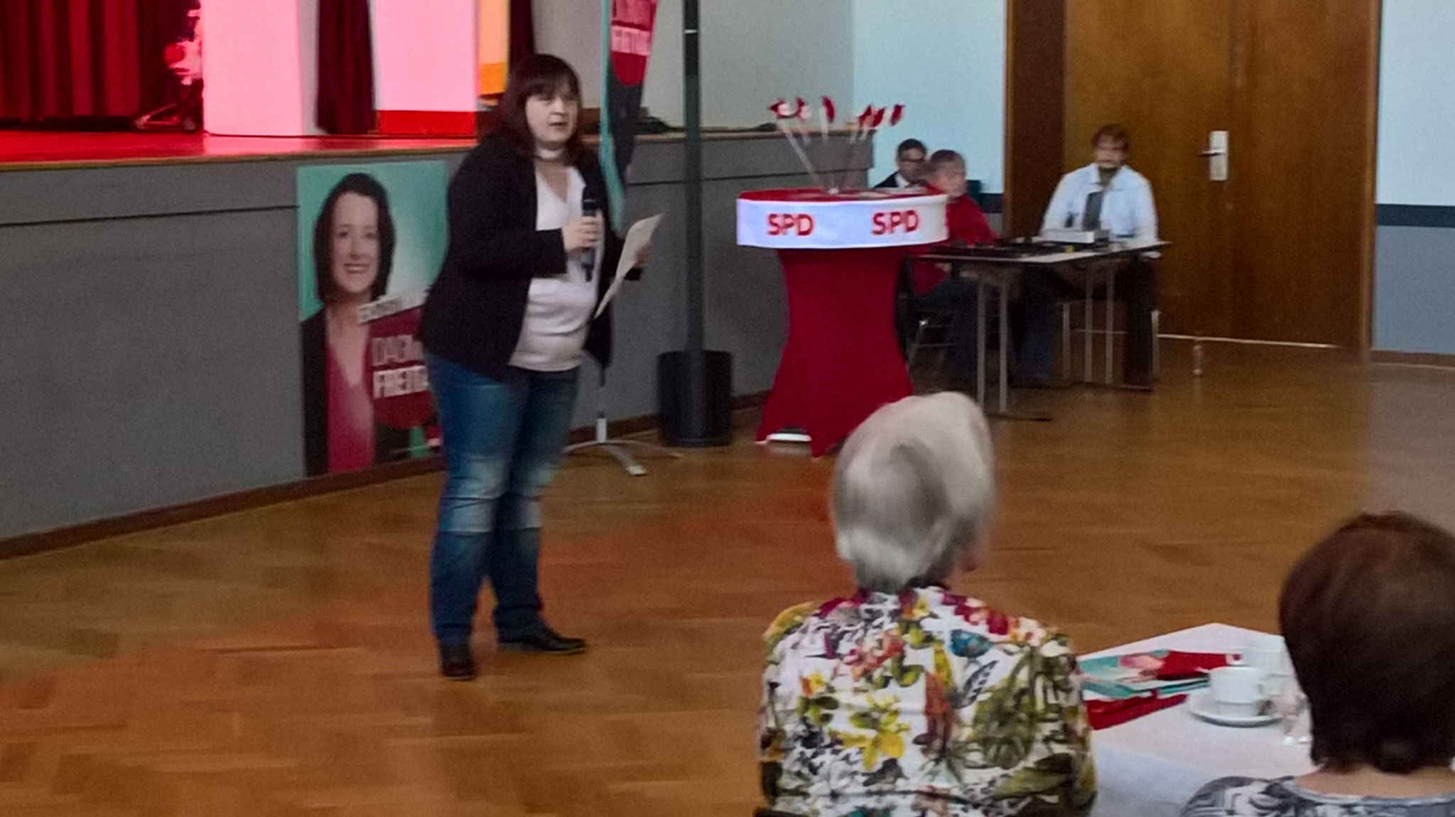 SPD Stadtverbandsvorsitzende Eva Kitz hält eine Rede