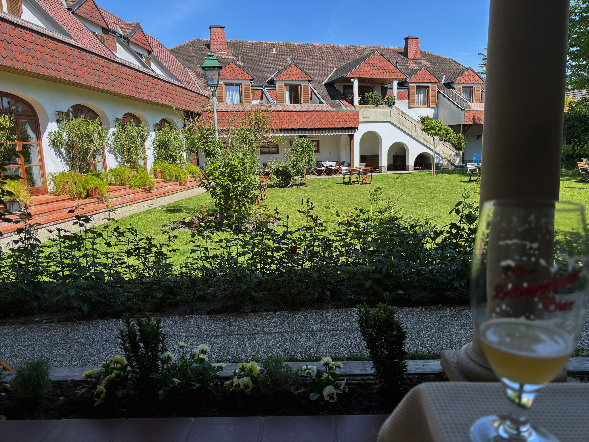Und ein kühles Bier im Hotelgarten des Rosenhofs
