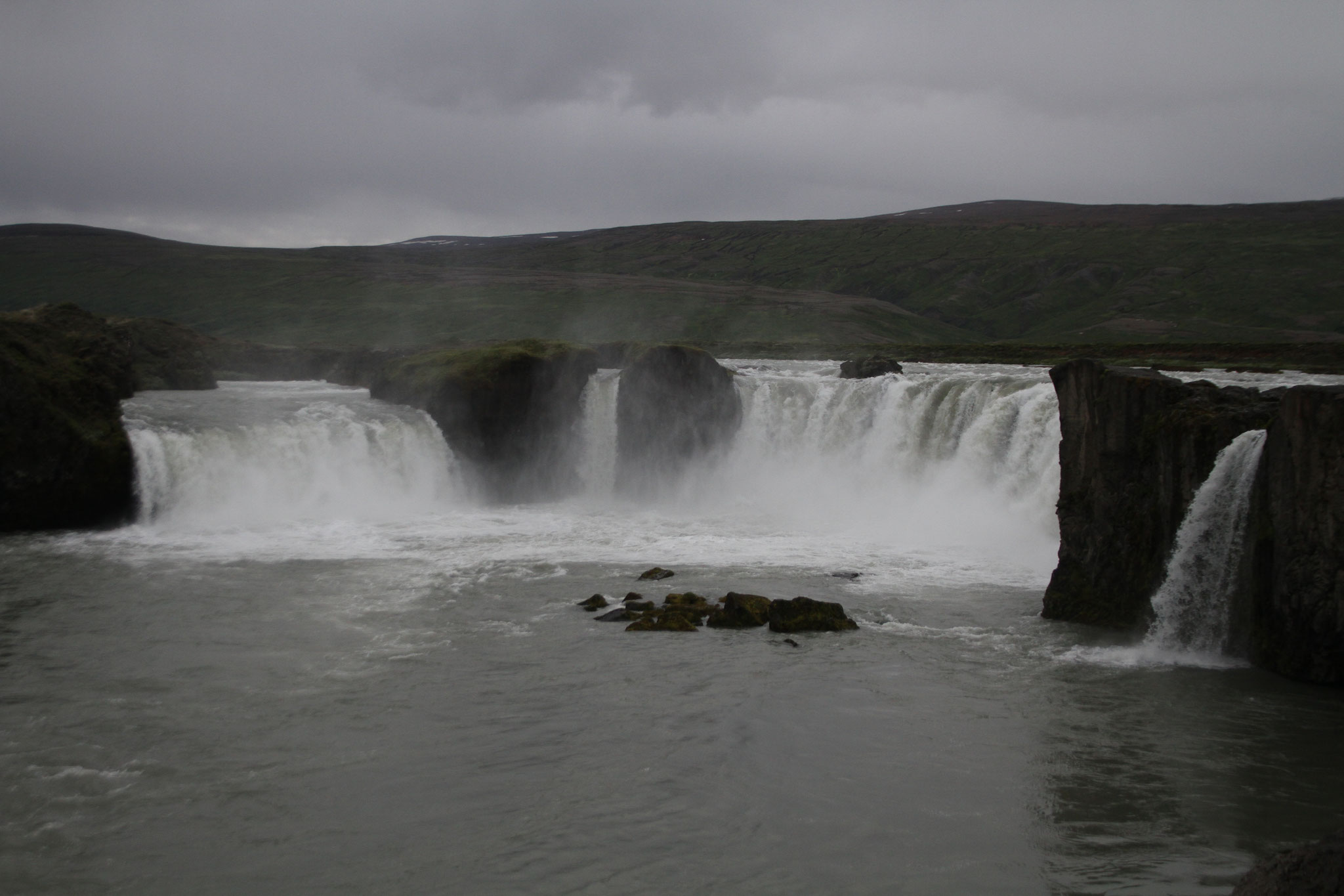 Island ist sehr wasserreich und das Land der Wasserfälle, der Godafoss ist ebenso eine vielbesuchte Touristen-Attraktion...