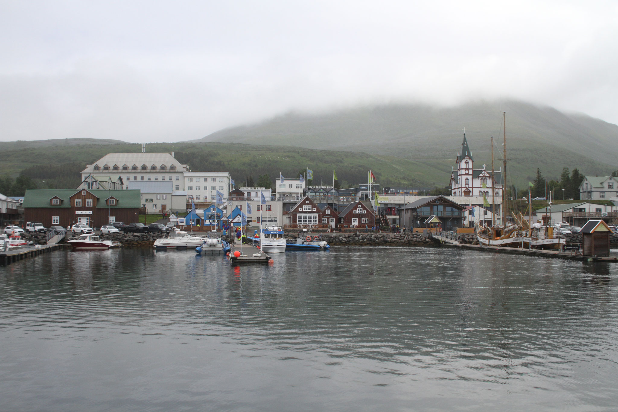 Husavik ist ein schönes Hafenstädchen nördlich des Myvatn und ein guter Ort für Whale-Watching ...  