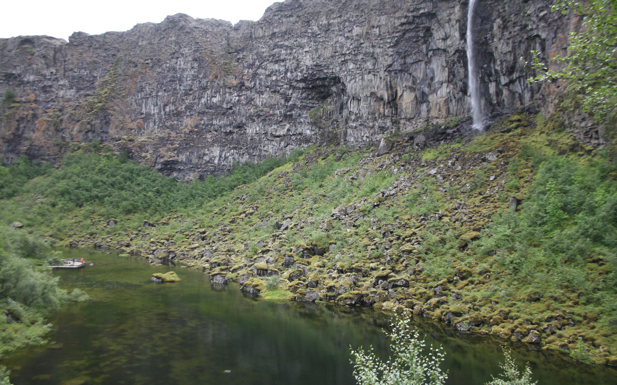 Zu den vielen landschaftlichen Schönheiten Islands zählt Asbyrgi, ein hufeisenförmiger Canyon mit einem spektakulären Wasserfall und einem klaren See im Zentrum