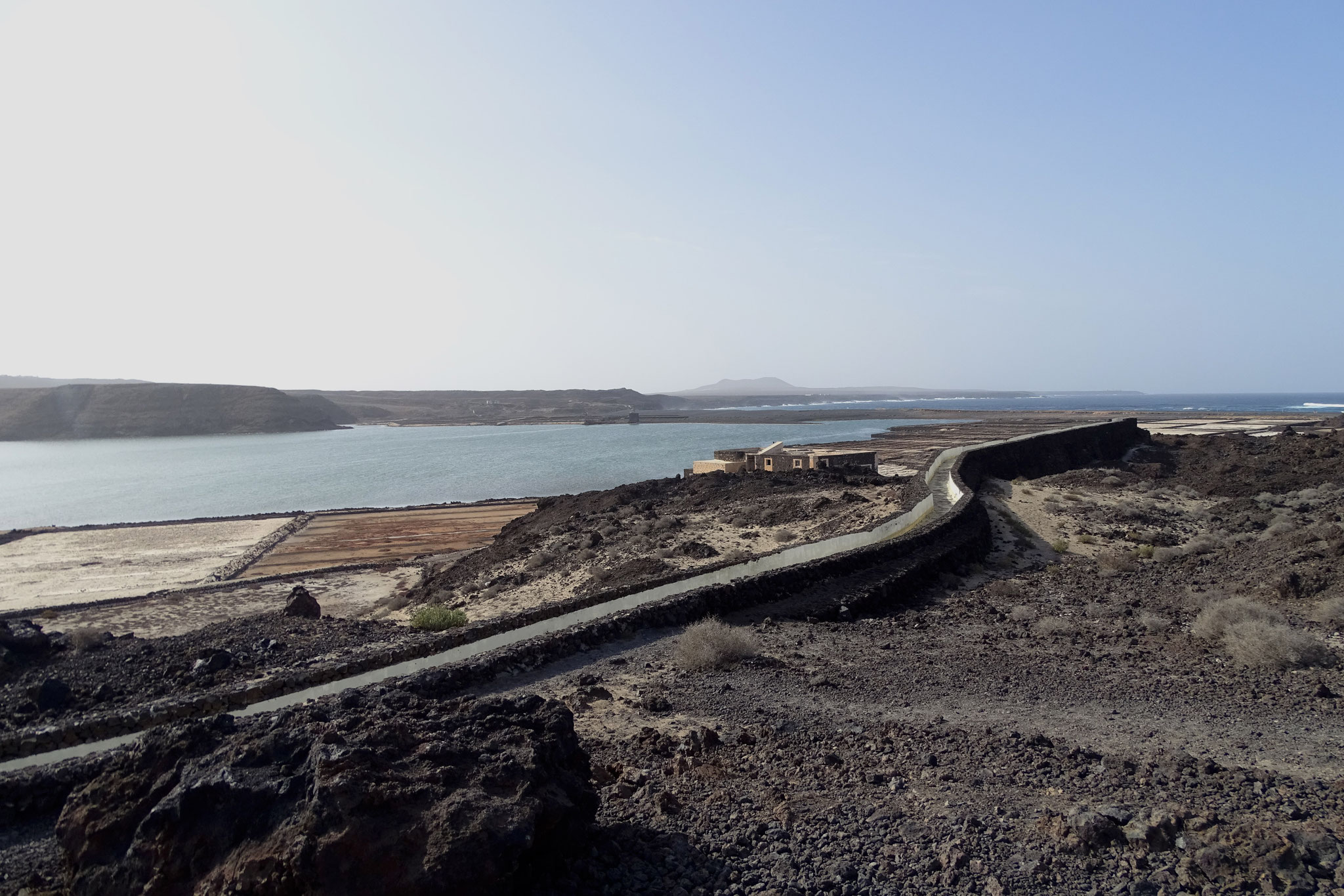 Es handelt sich um eine vom Meer abgetrennte Bucht mit benachbarten Salzbecken, zu beobachten sind Stelzenläufer, Regenbrachvögel, ein grösserer Trupp Schwarzhalstaucher, ...