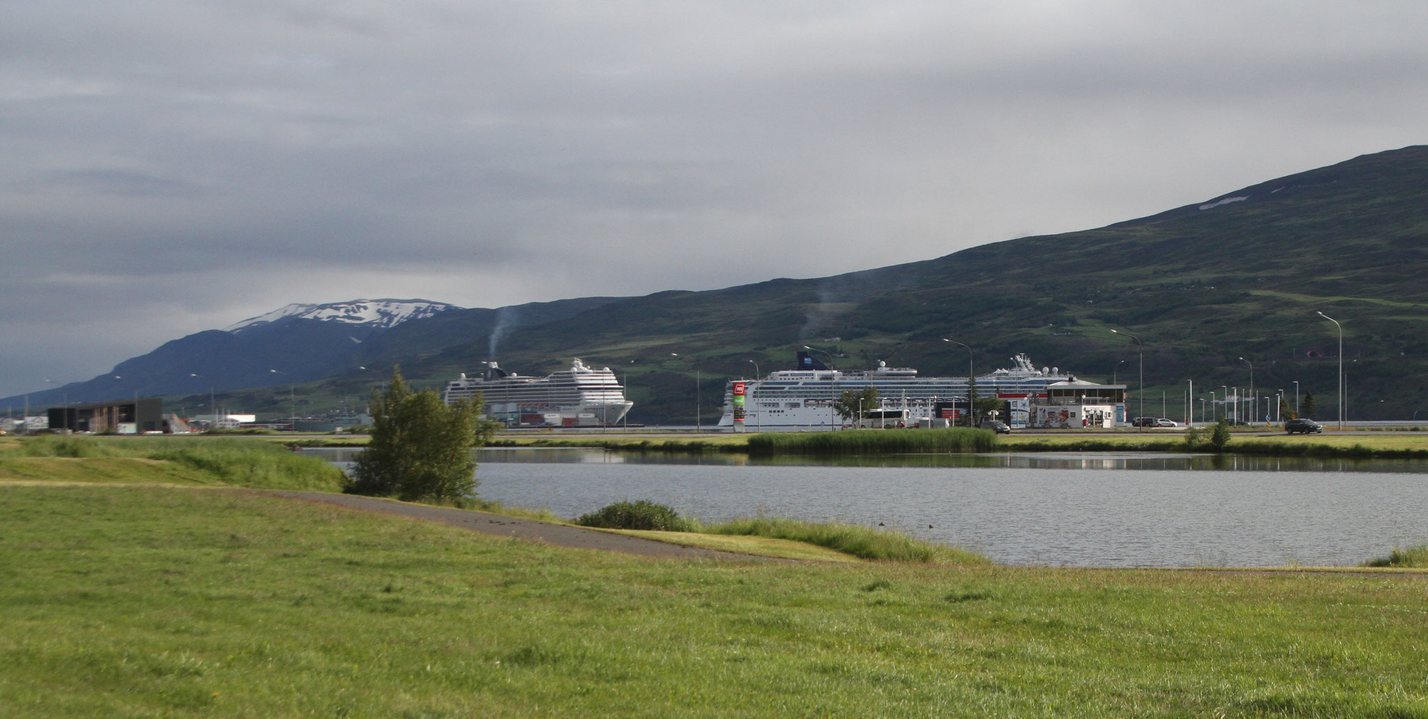 Akureyri, die Metropole des Nordens, ist auch Anlegehafen grosser Kreuzfahrtschiffe ...