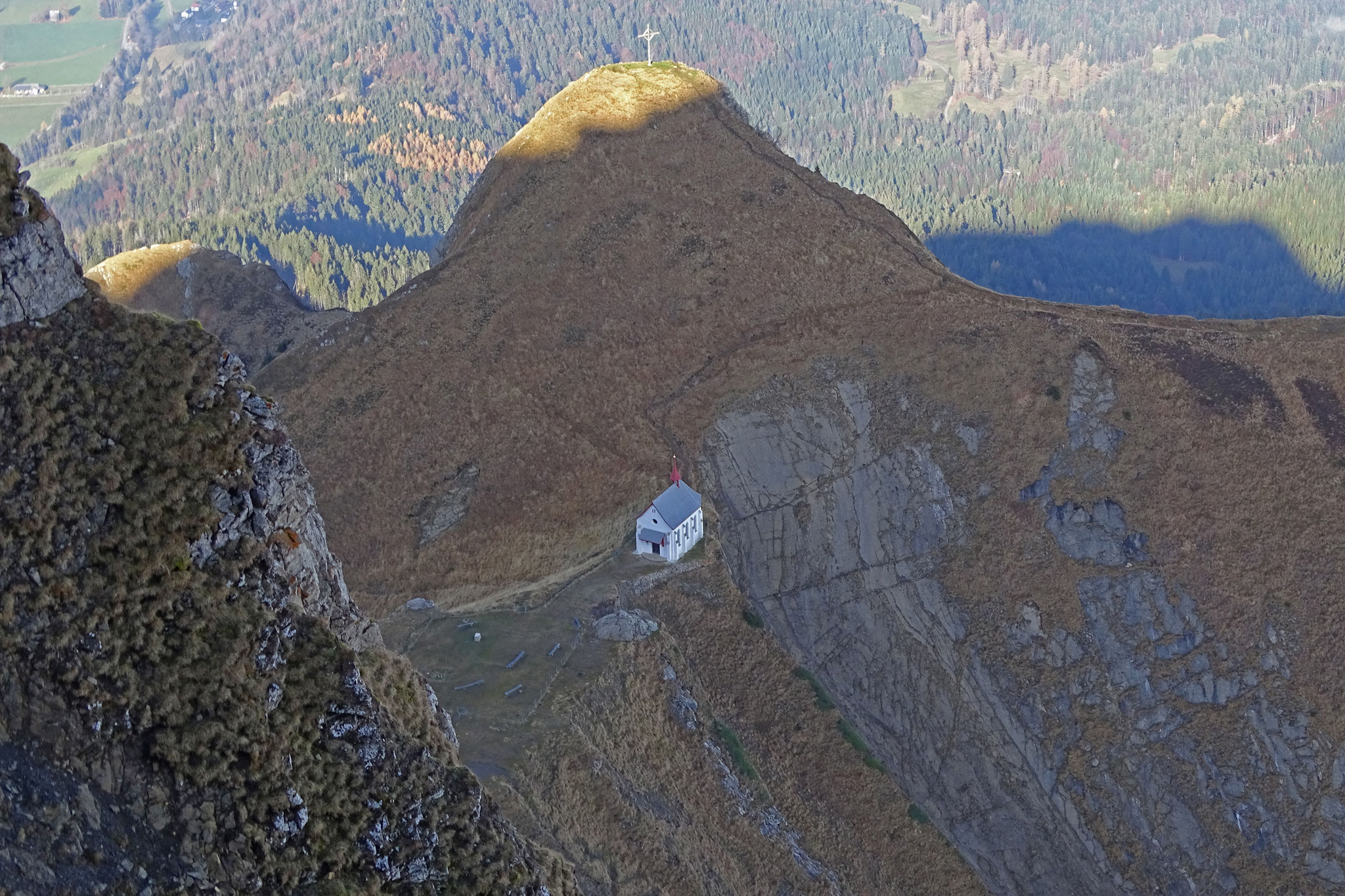 Tiefblick zur Kapelle unterhalb Klimsenhorn