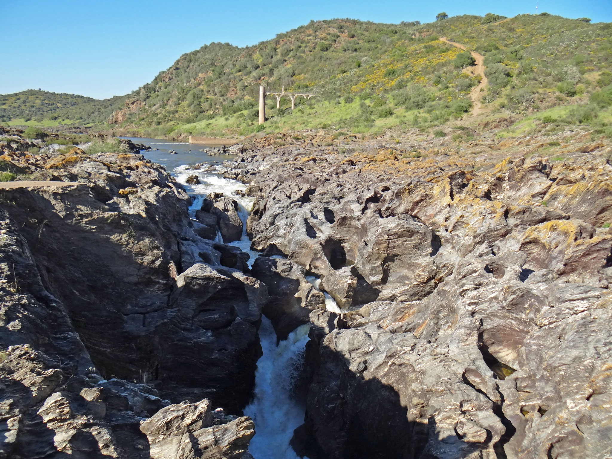 Der Pulo do Lobo (Wolfssprung), eine enge Stromschnelle des Guadiana-Flusses bei Mertola