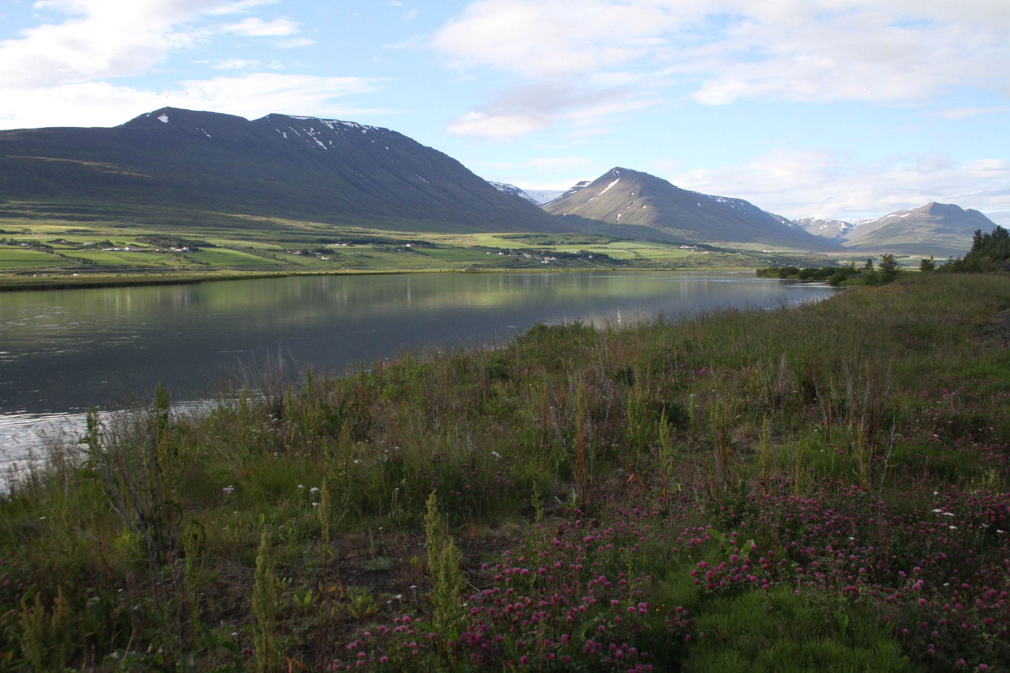 Der Eyjalfördur ist ein Fjord, der sich von Akureyri südwärts erstreckt 