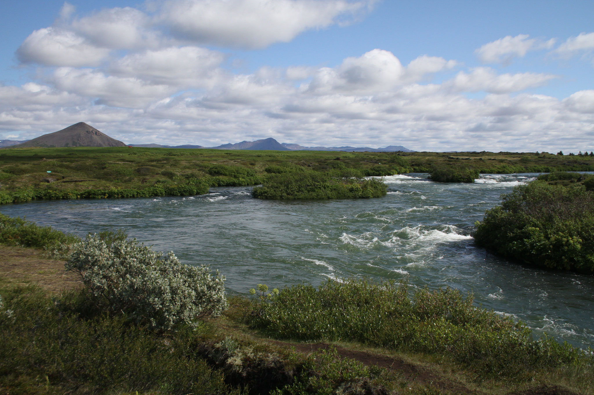 Der Laxa-River verlässt den Myvatn und fliesst nach Norden, er bildet oft starke Stromschnellen ...