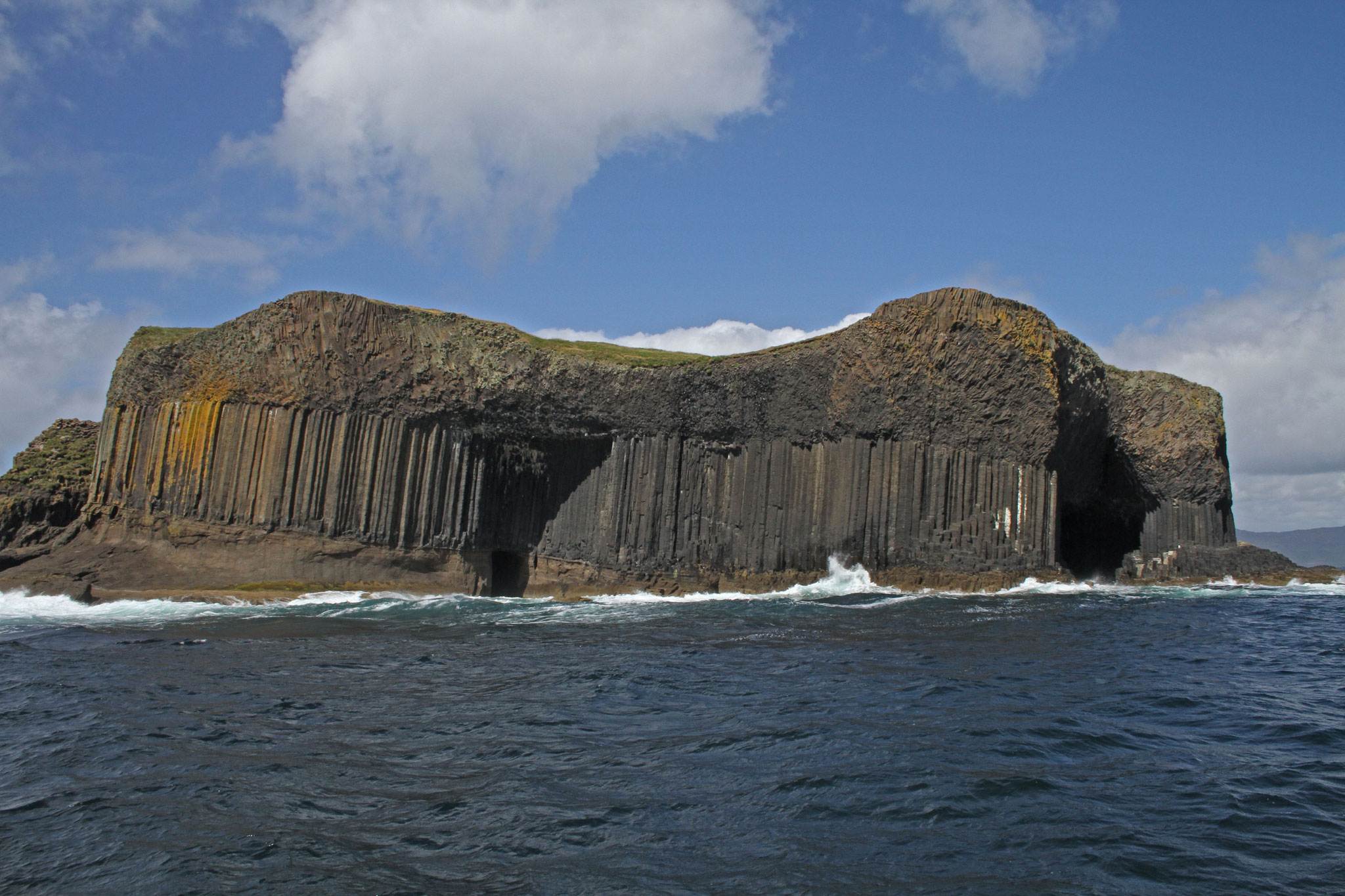 Nächster Stopp: die Insel Staffa, berühmt für ihre Basalt-Felsen ...