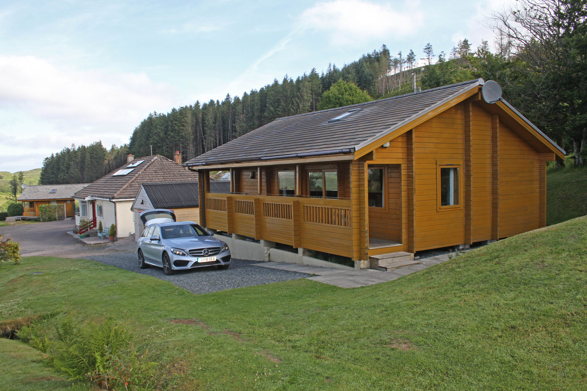 ... und logieren in der Cill Mhoire Lodge in einem geräumigen und komfortablen Holzbungalow.