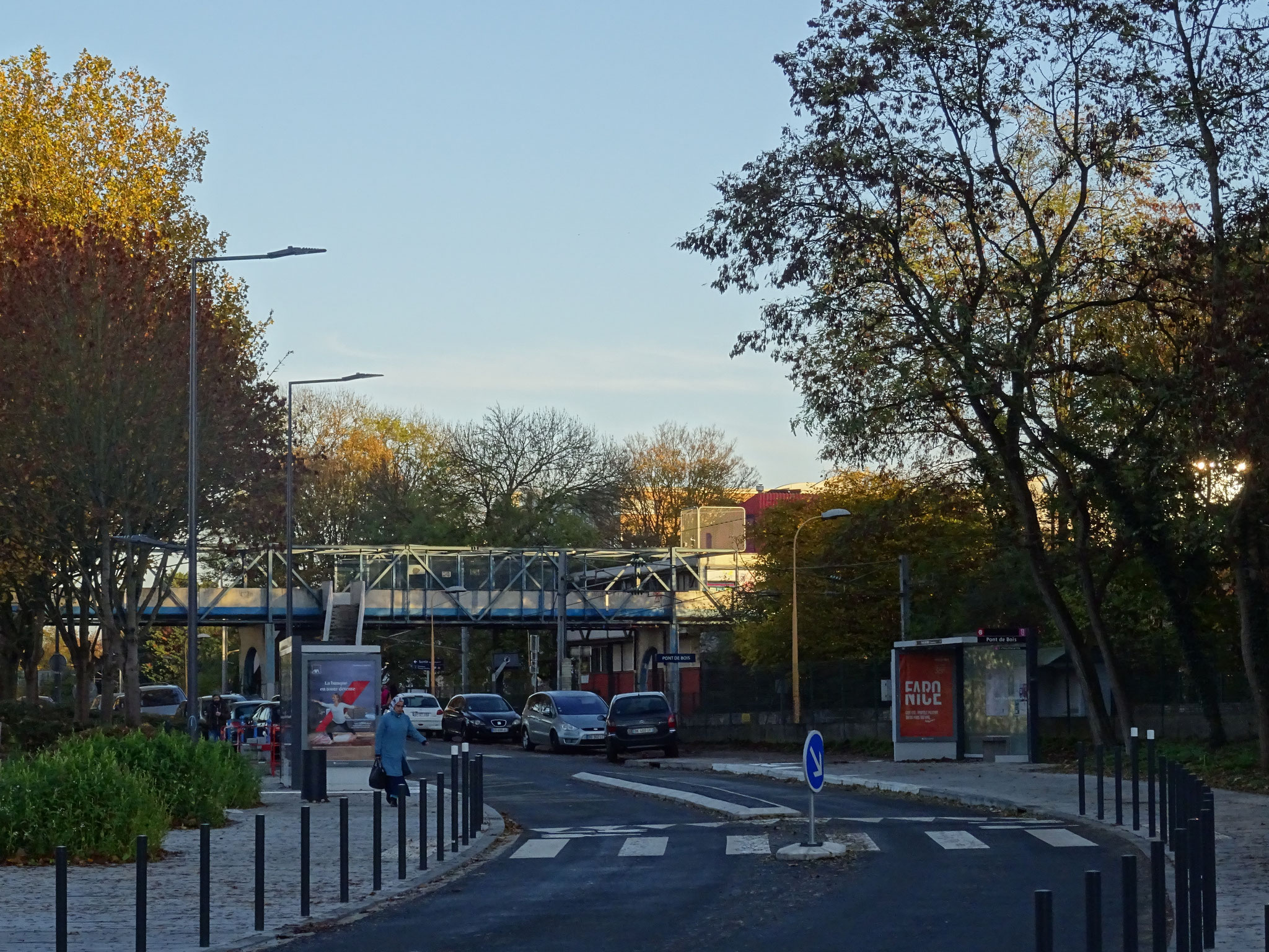La rue Baudouin IX, et en fond les deux arrêts de la ligne 13 près de la gare SNCF.