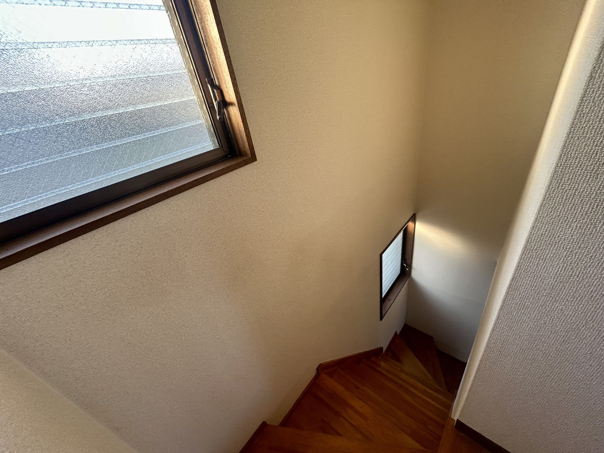 階段には窓が2つあります