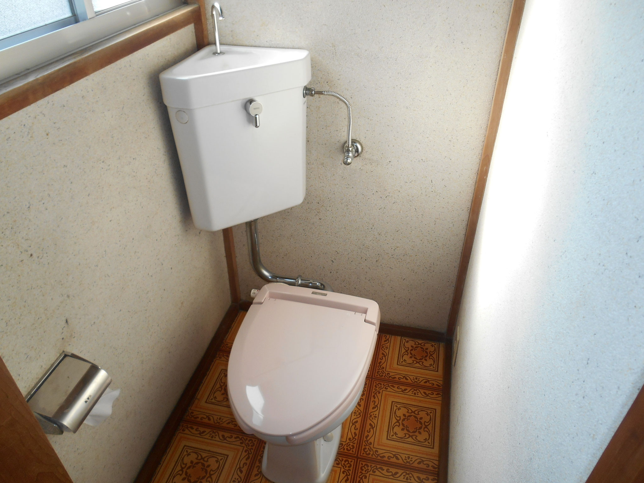 トイレにも窓あり、明るさも換気も◎