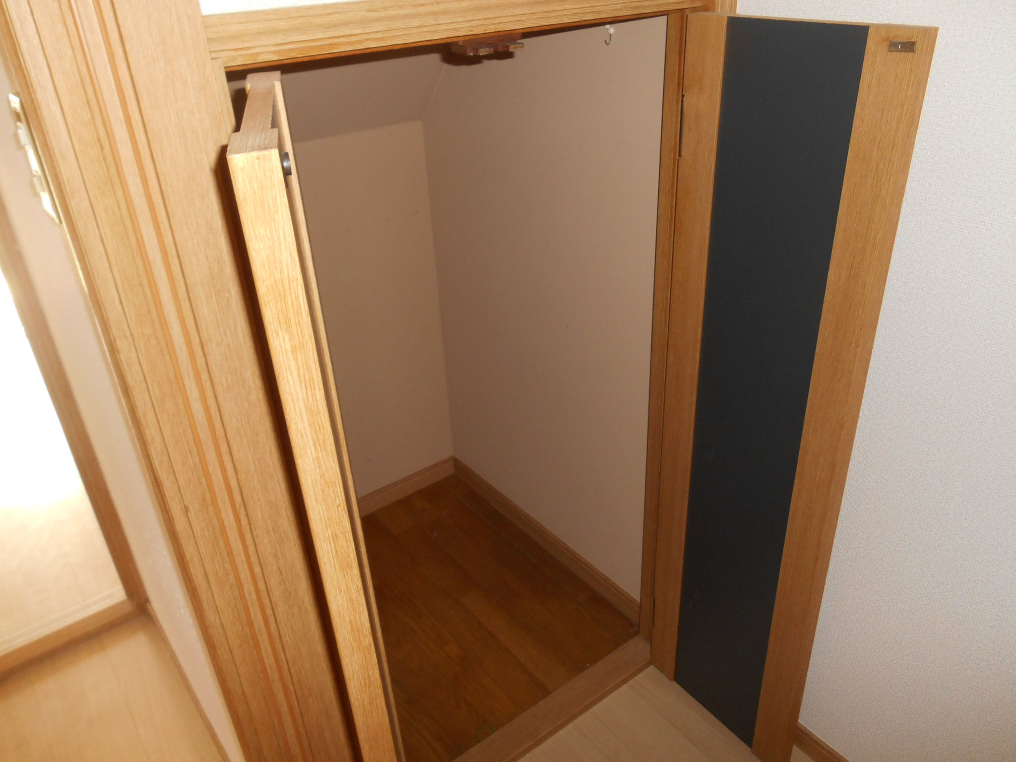 トイレの前にある階段下収納
