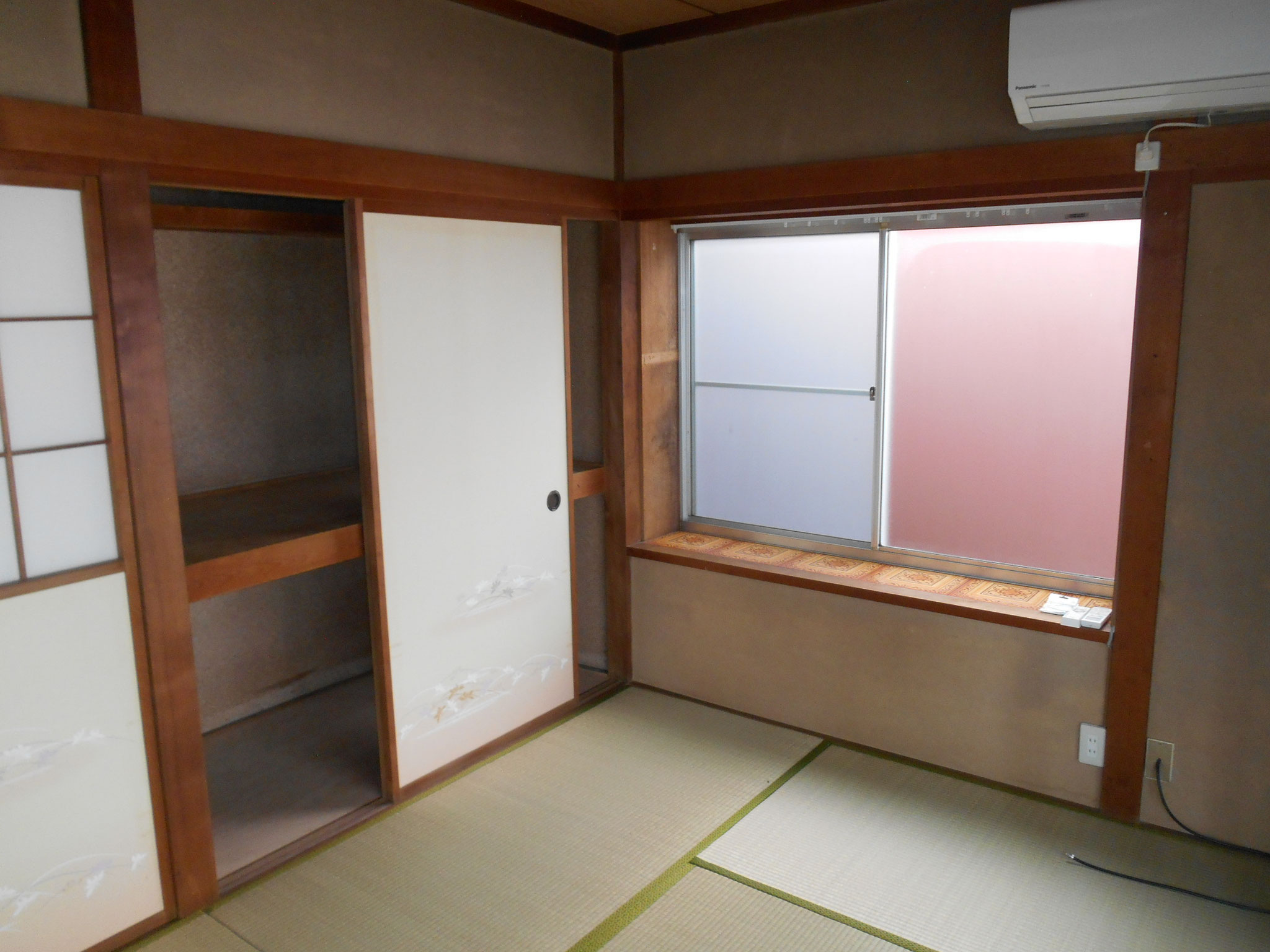 出窓もあって小物が置けそうです