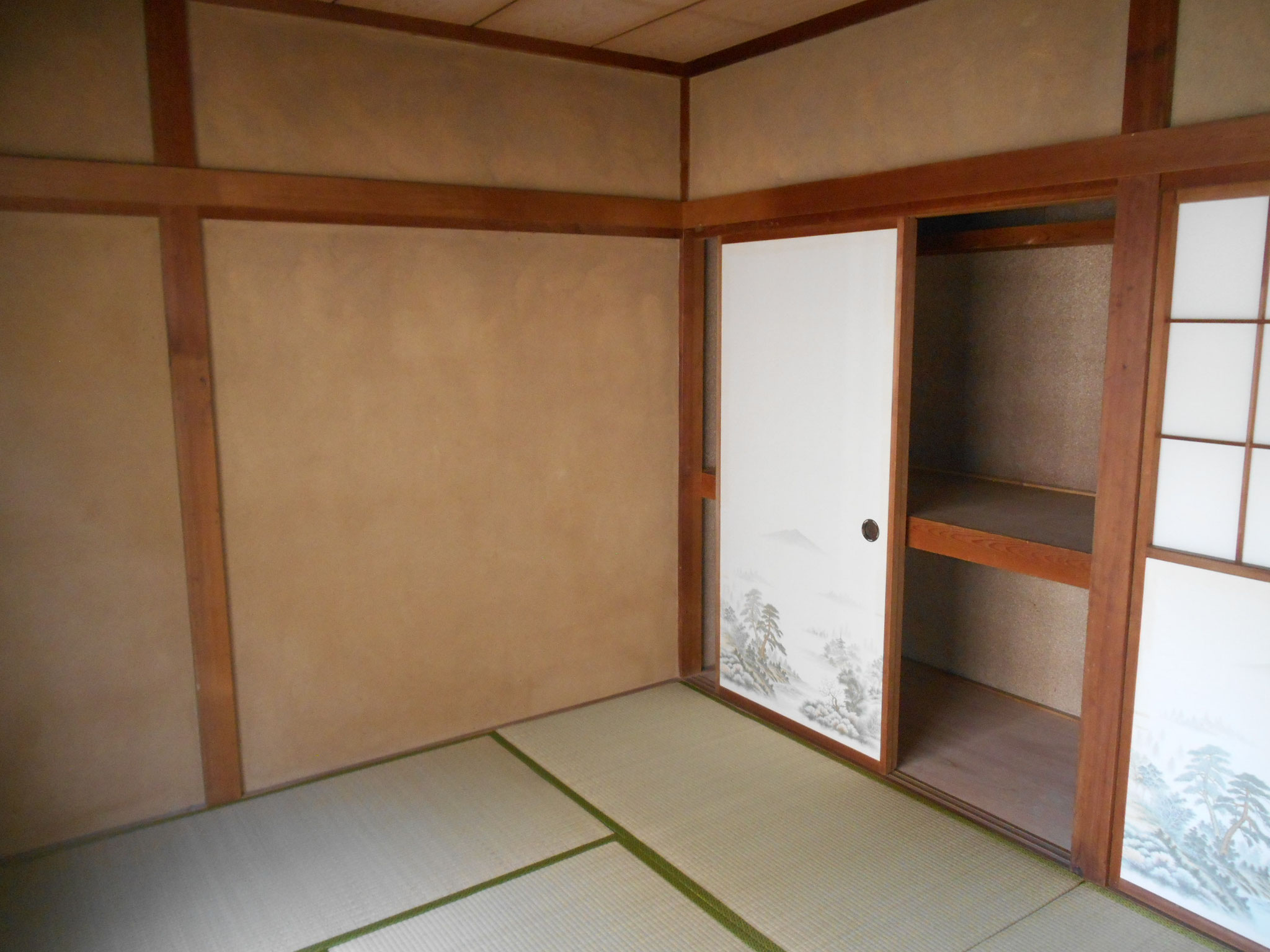 和室は２部屋とも押入があります
