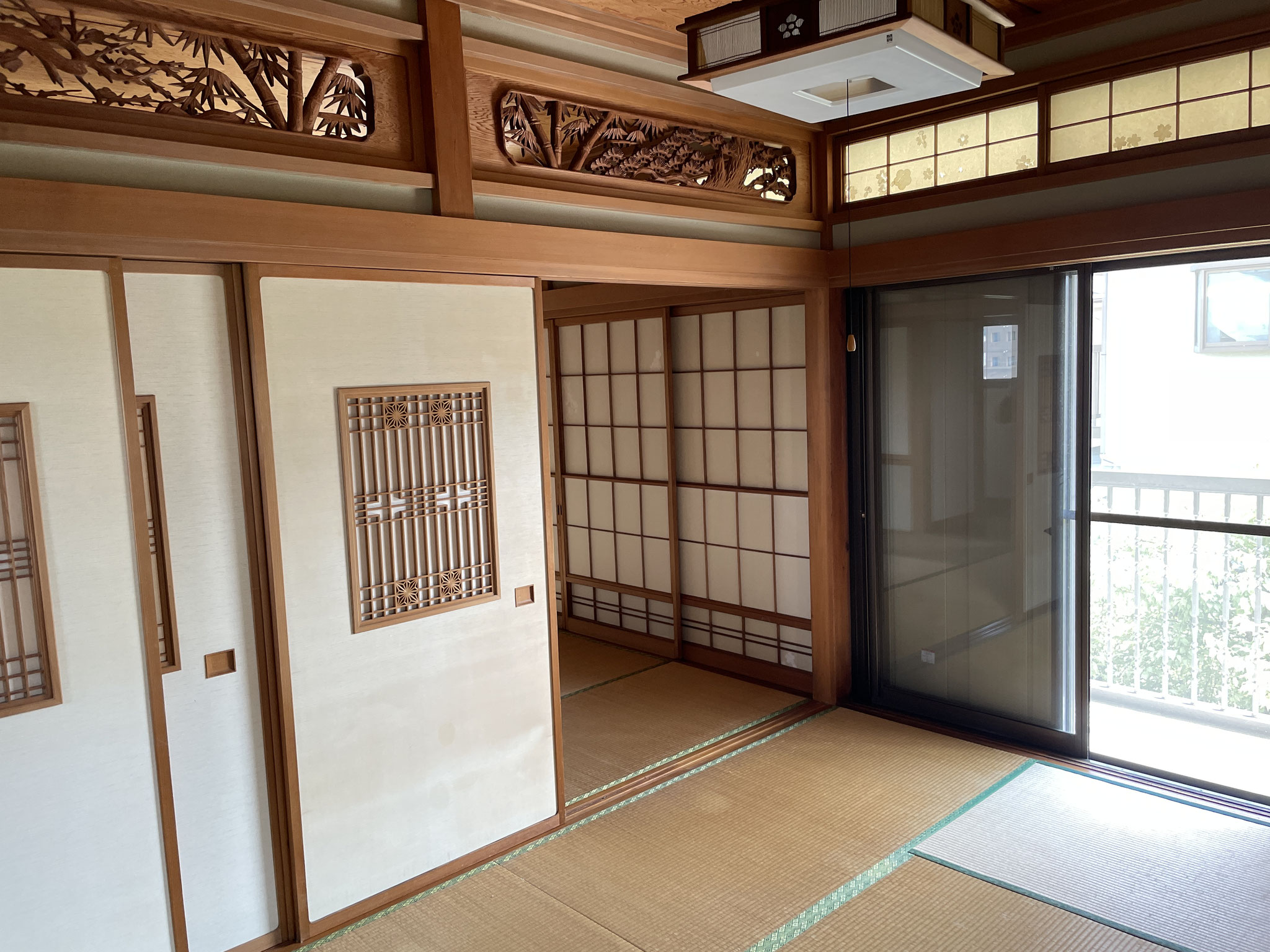 美しい彫刻欄間があります