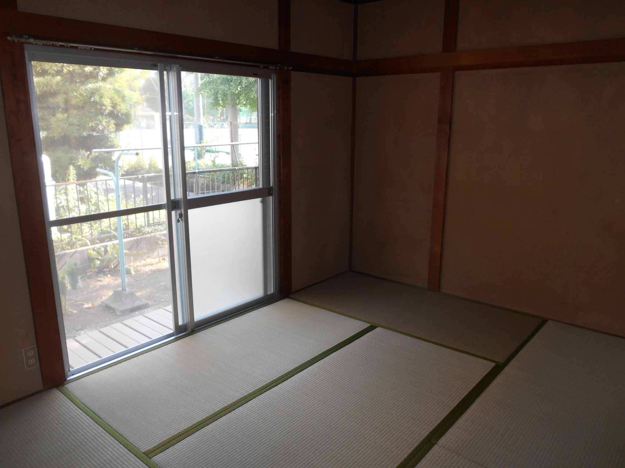 柔らかい自然光の入る部屋