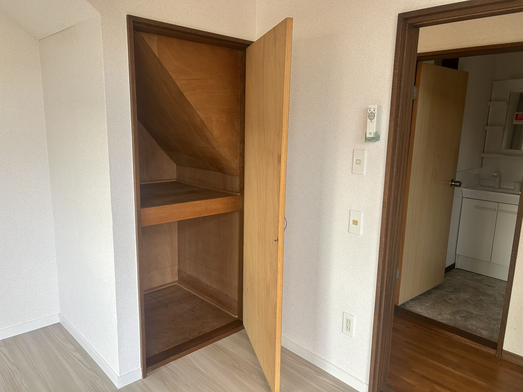 1階の収納　階段下収納です