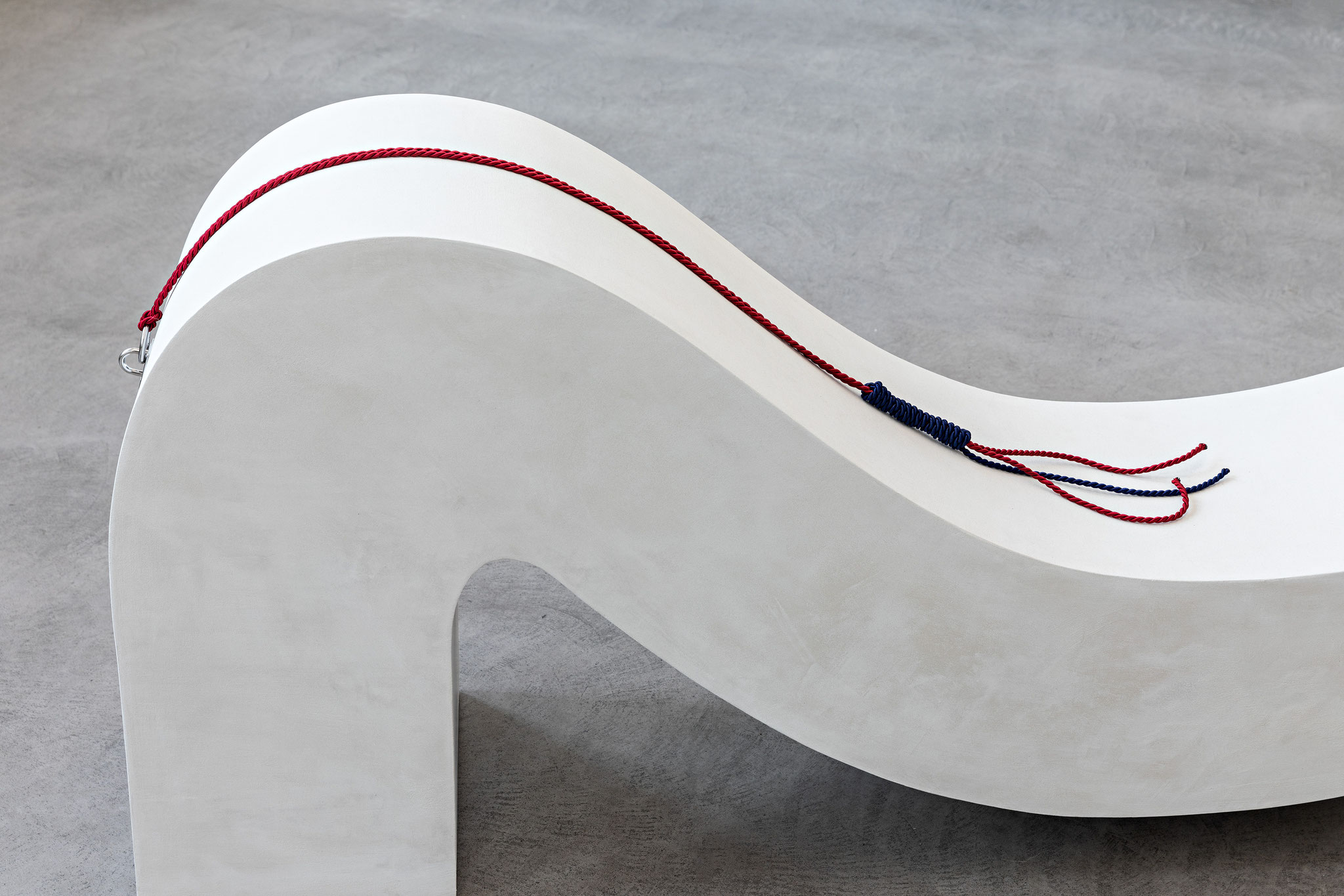 Franziska Opel, Conversation Piece, 177 x 72 x 35 cm, verputztes Holz, Metall, Fordern, 2022
