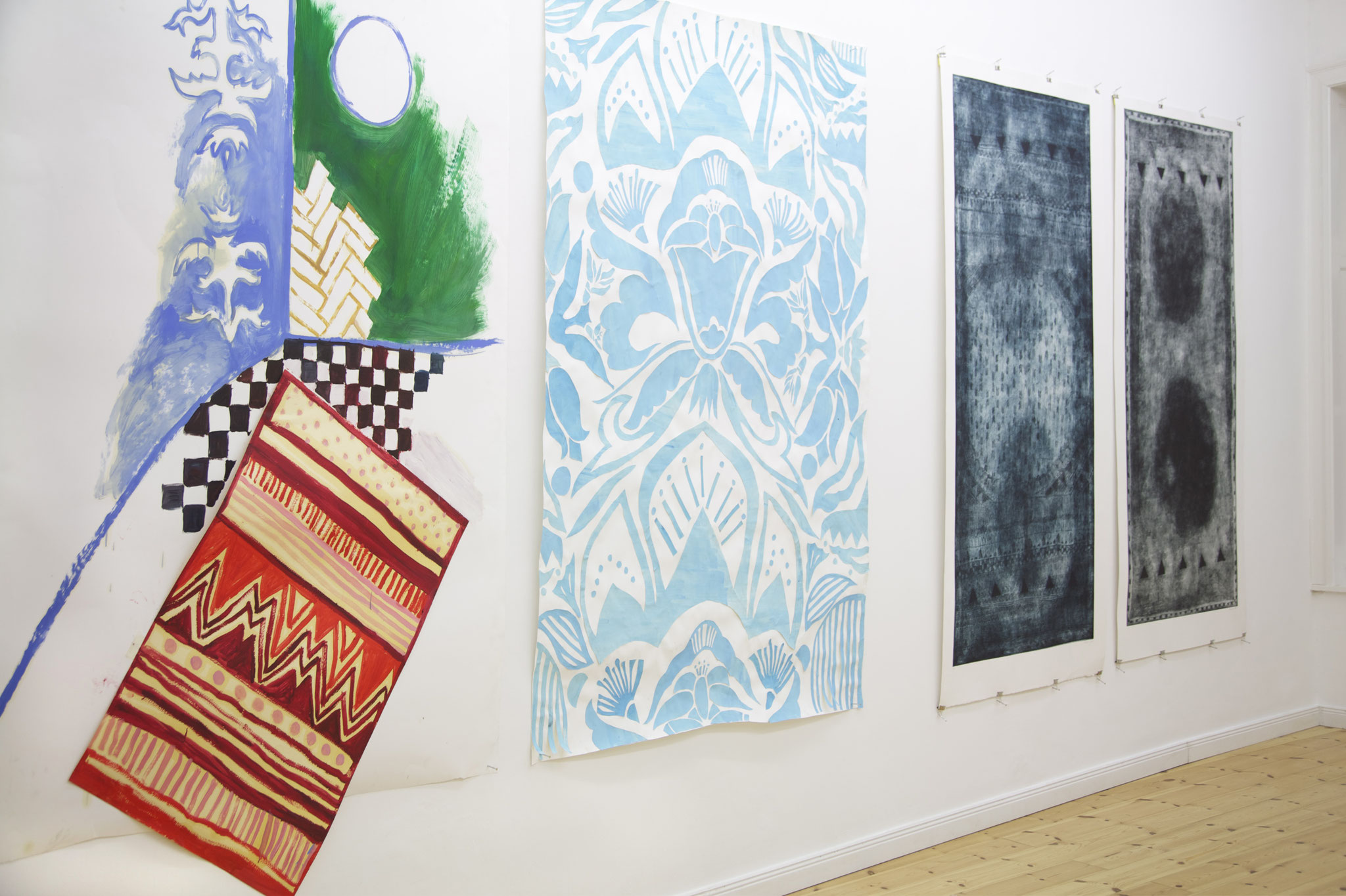 AUSSTELLUNGSANSICHT "CHEEK TO CHEEK" HIER ANNA SLOBODNIK