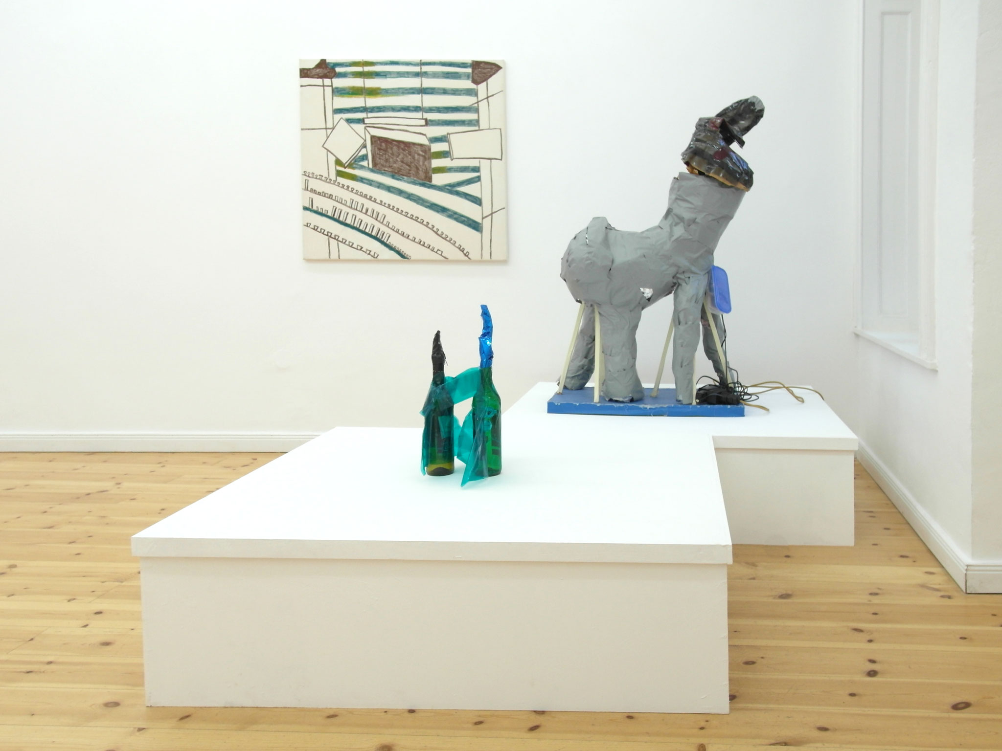 AUSSTELLUNGSANSICHT "OKKA-ESTHER HUNGERBÜHLER", V.L.N.R. "LEERE BAR" ÖLPASTELLS AUF LEINWAND, "TANZ 2", MIXED MEDIA, "ESEL" ROBOTIK SKULPURE, MIXED MEDIA