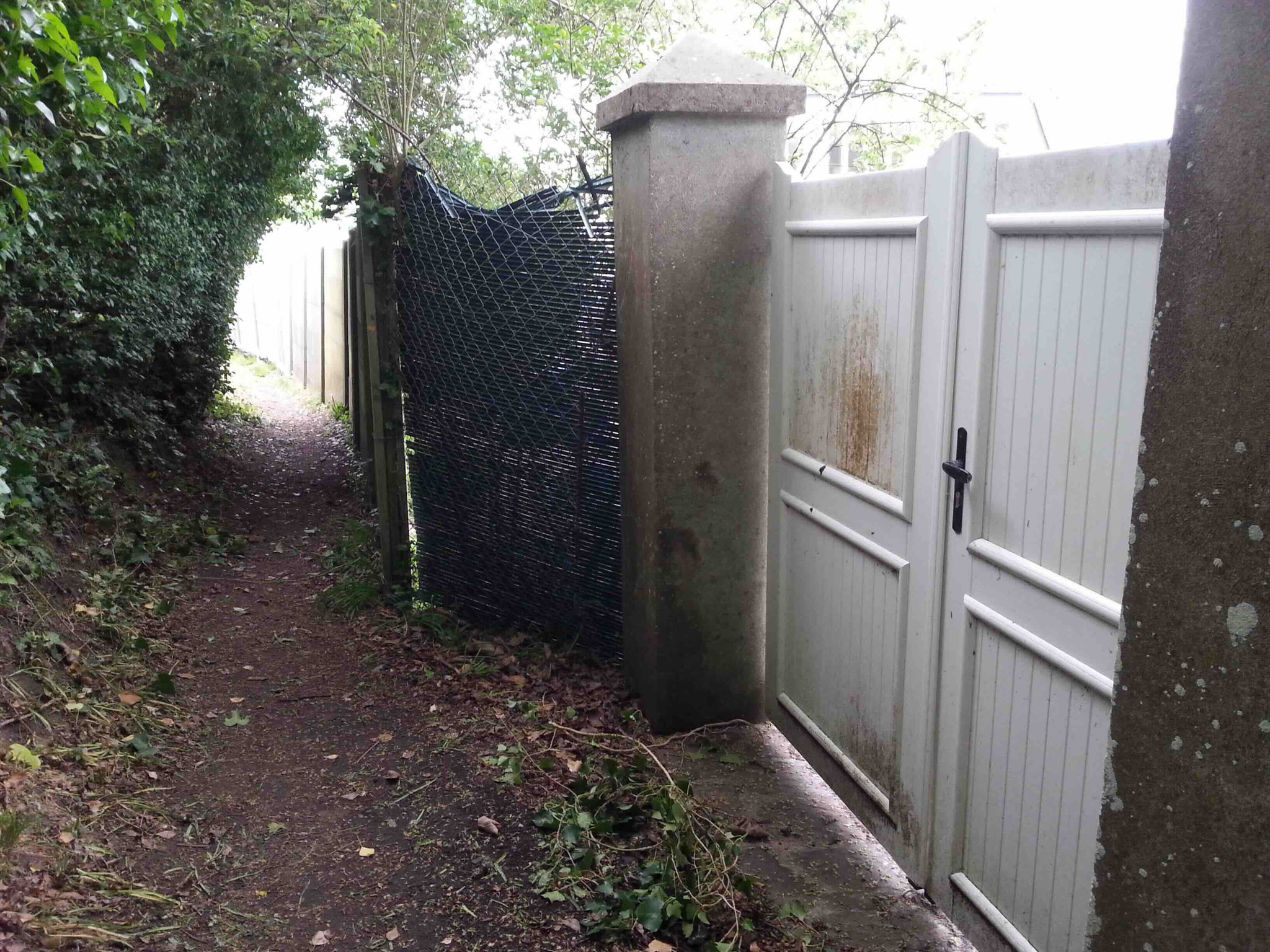 L’entrée-sortie du ribin de Poul Conq sur la rue Général Leclerc : un étrange « aménagement »