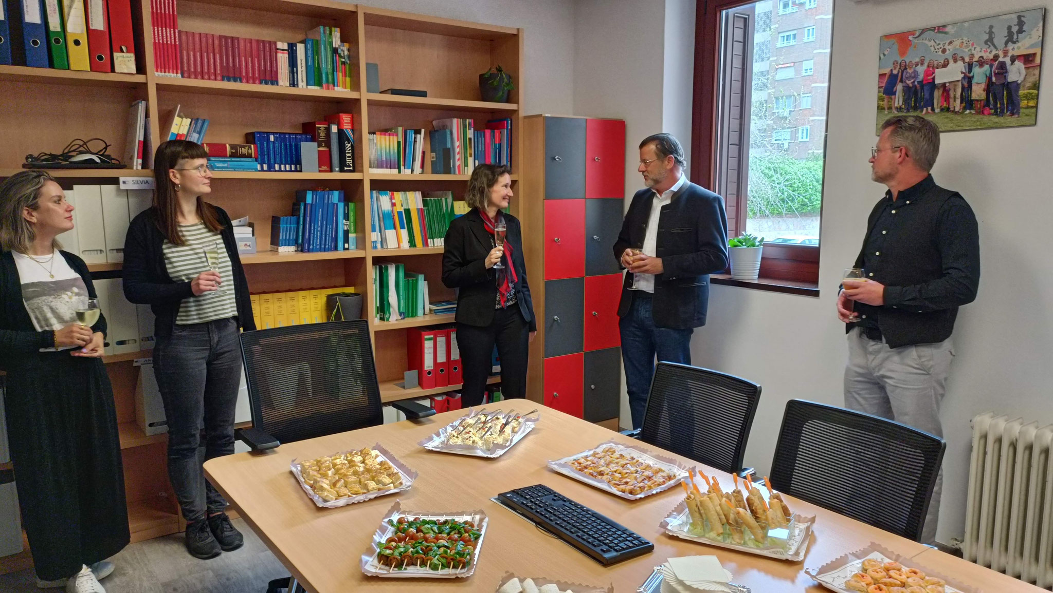 Bernd Hullerum, Vorstandsvorsitzender der FEDA Madrid, bedankt sich bei Kirsten Wagner für ihren Besuch