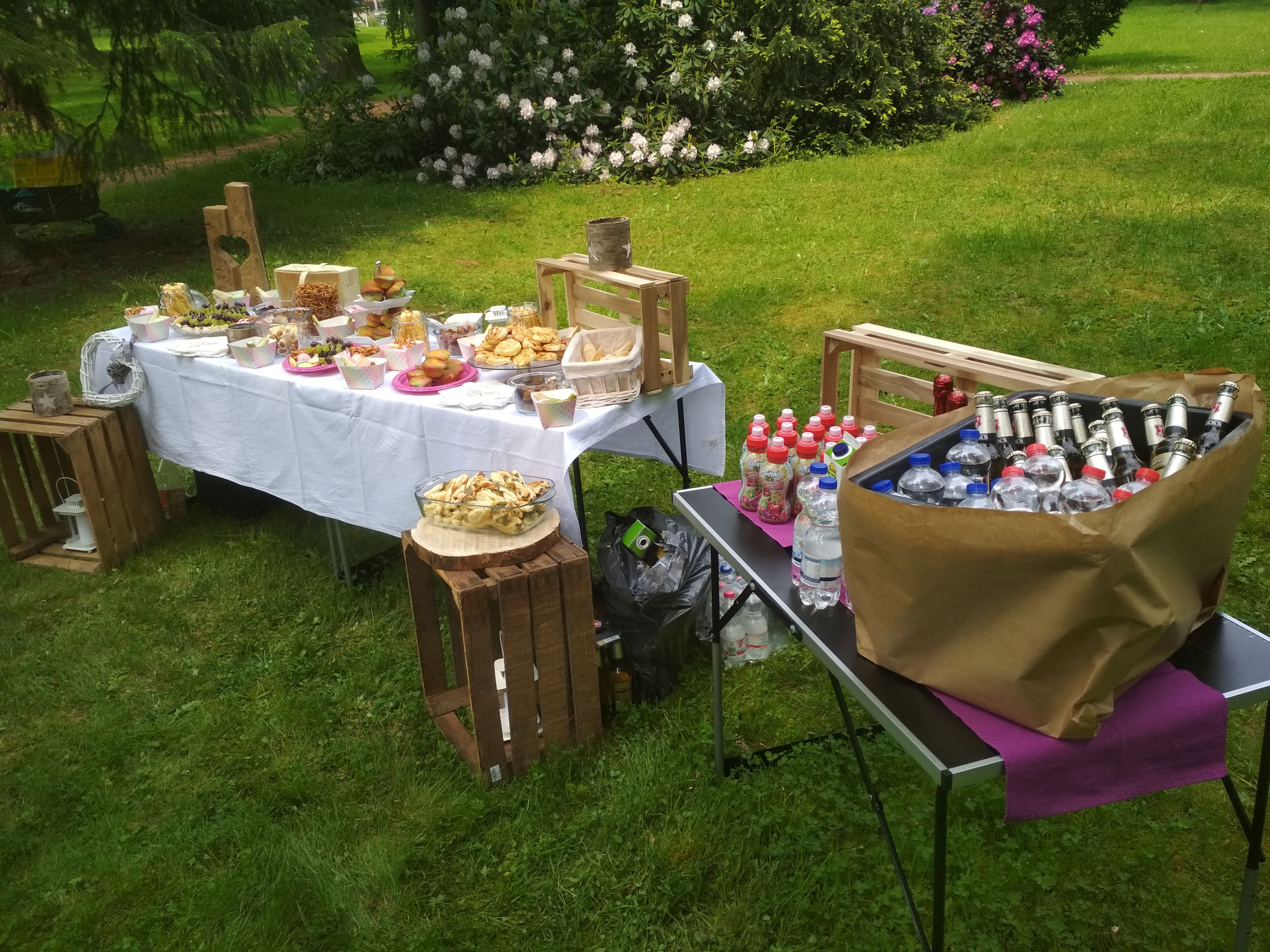 Fingerfood Buffet mit Getränketisch