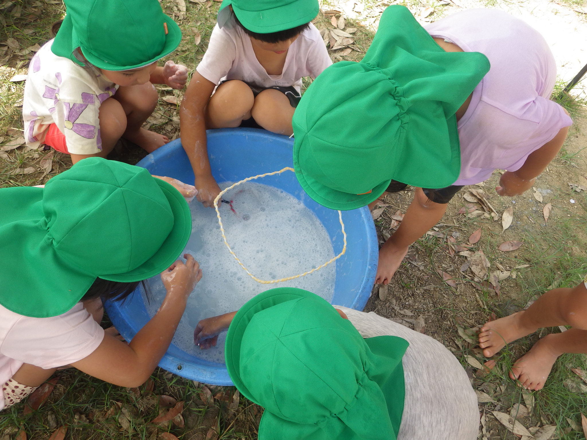 せっけんのお湯を使ってシャボン玉あそび。どうやったらシャボン玉ができるか…手や道具を使って考えながら遊んでいました