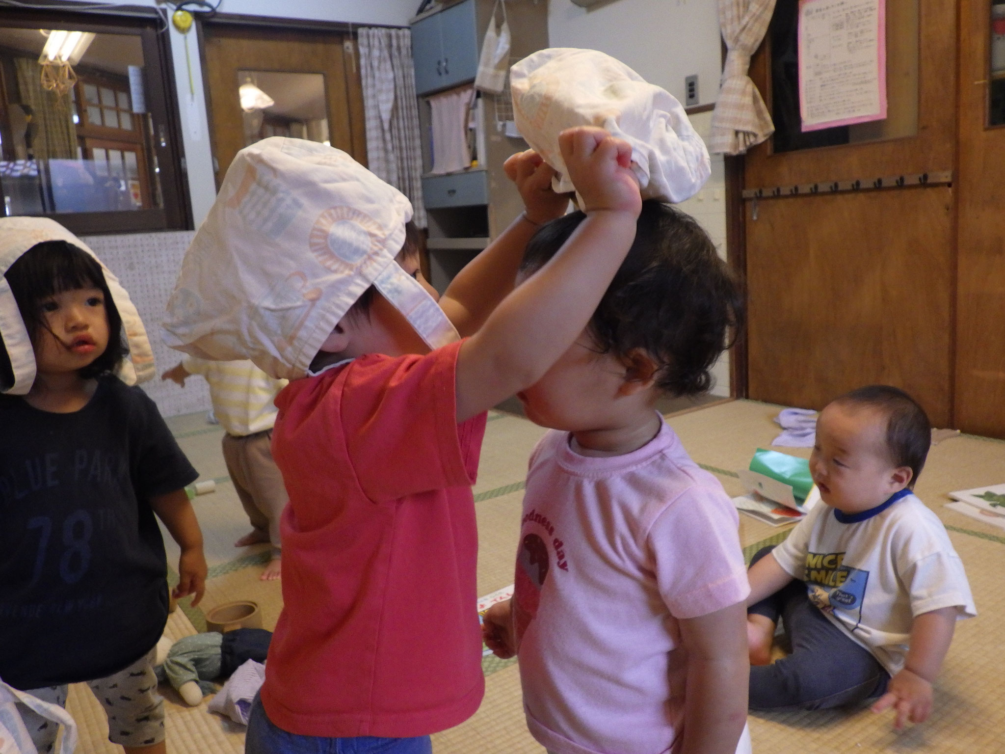 お友だちにもカバンの帽子をかぶせてくれています。一緒が楽しいね！