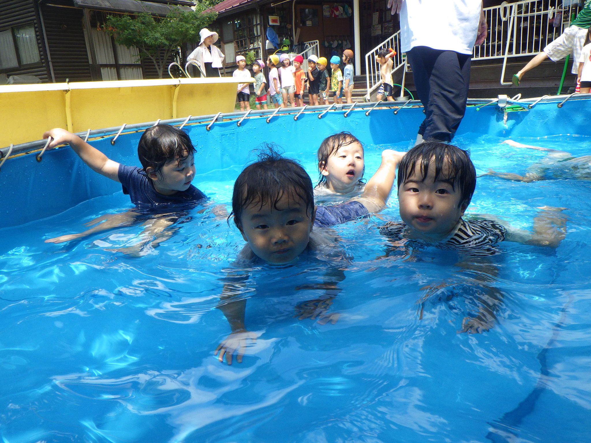 円形プールでワニ泳ぎしてみたよ（1歳児）