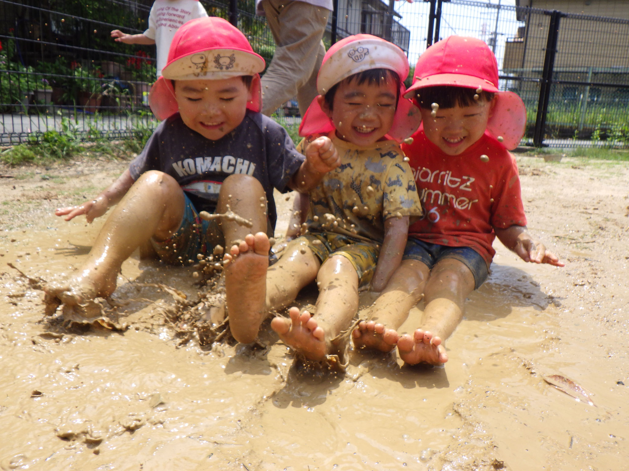 泥んこ、たのしいー♪