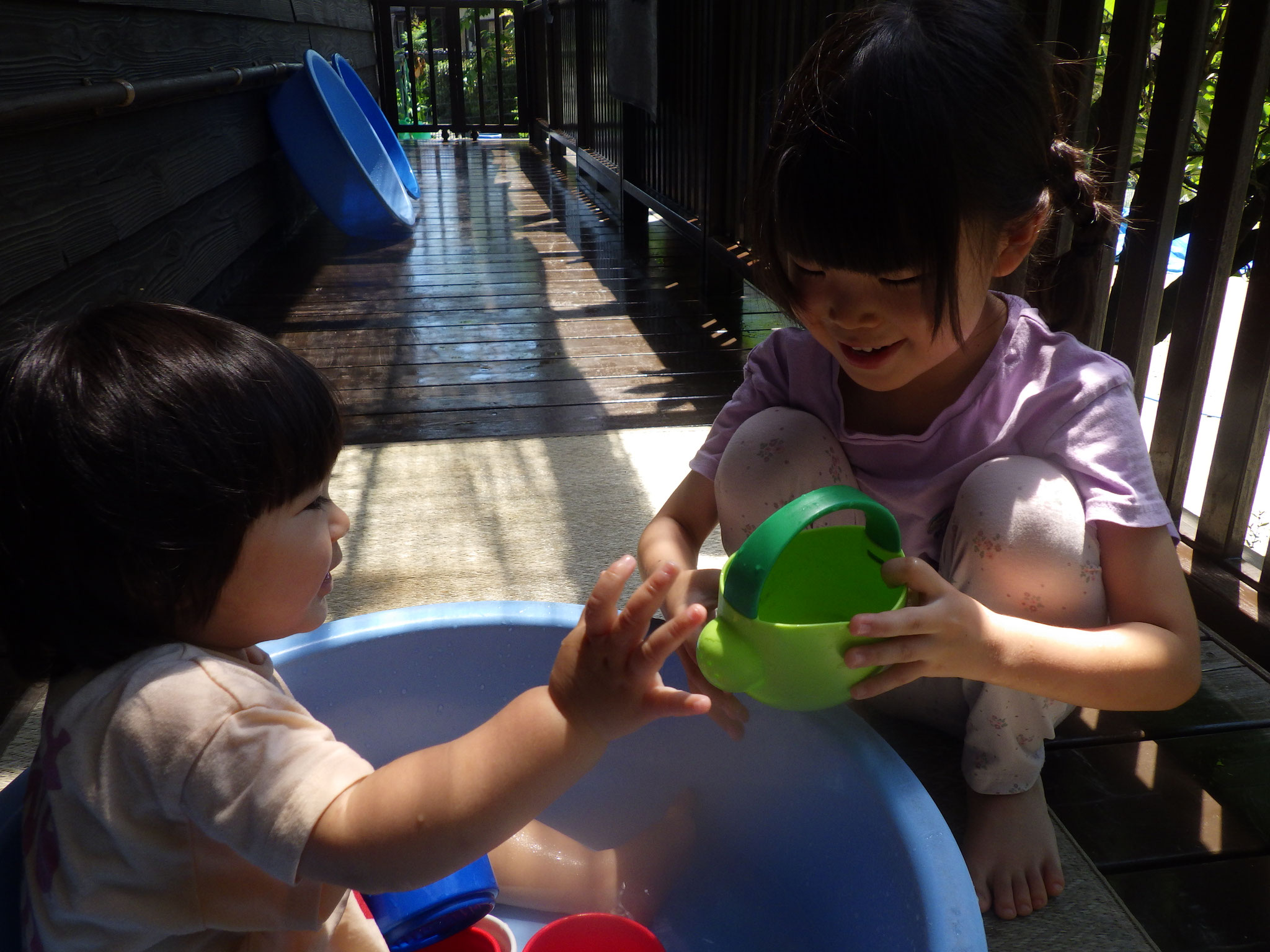 1人1つのタライプールでお水あそび！やま組のねえねが一緒にあそんでくれてうれしいね☆（0歳児）